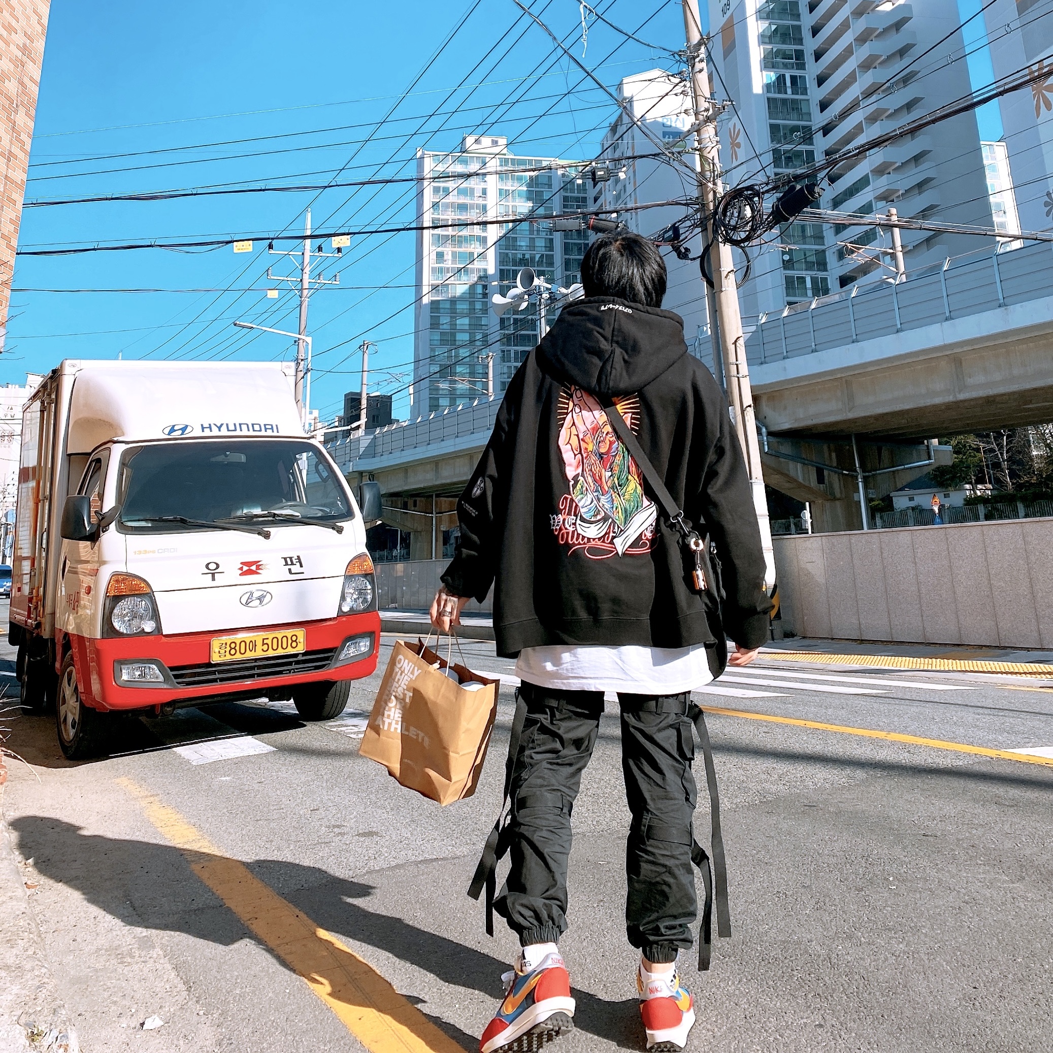 Nike x Sacai LDWaffle Blue Multi 착용 스타일 - 1