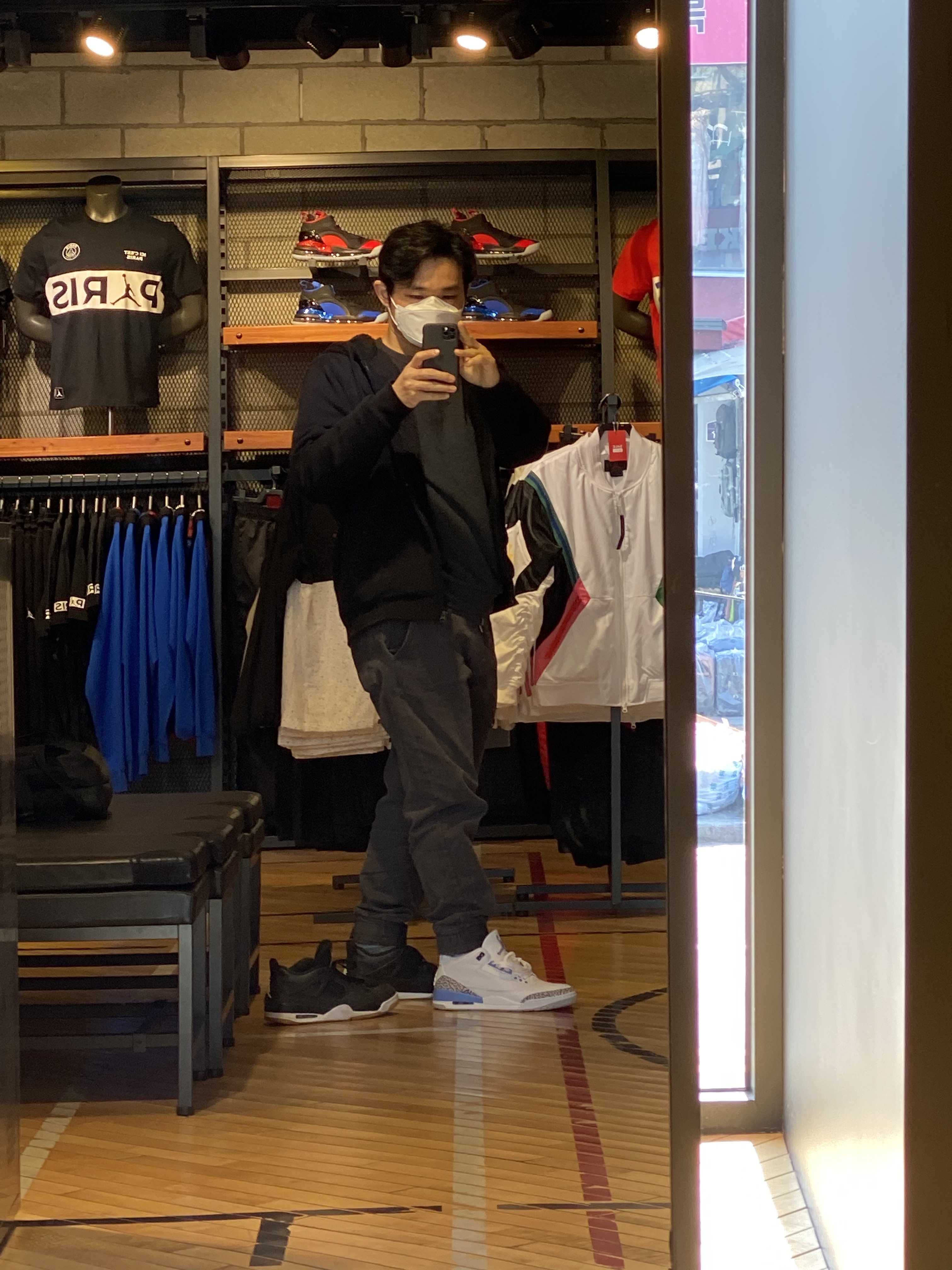 Jordan 3 Retro UNC 2020, Jordan 4 Retro Laser Black Gum 착용 스타일