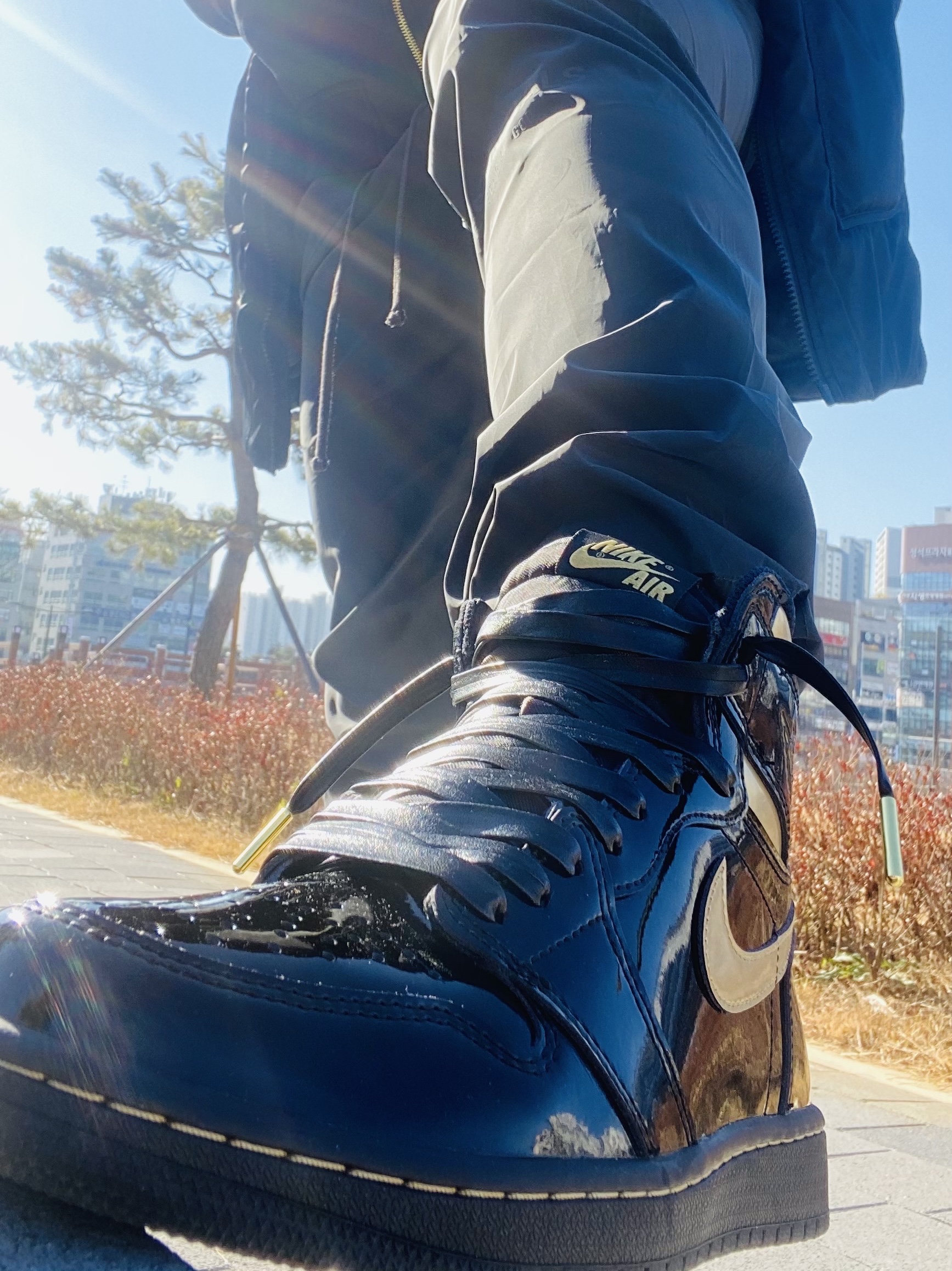 Jordan 1 Retro High OG Metallic Gold, Essentials Track Pants Reflective Black - 20FW 착용 스타일 - 1