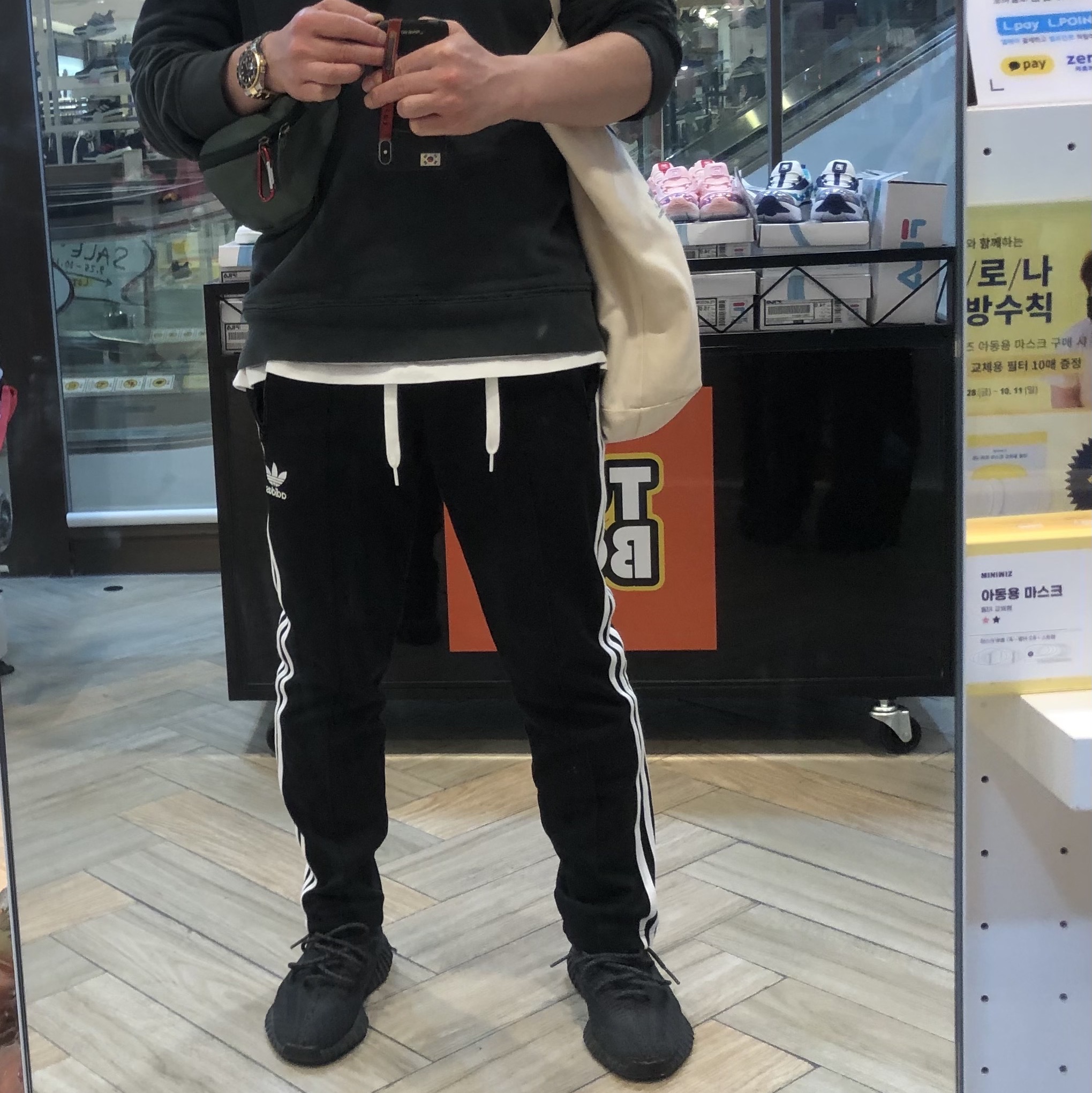 Adidas Yeezy Boost 350 V2 Black - Non-Reflective 착용 스타일