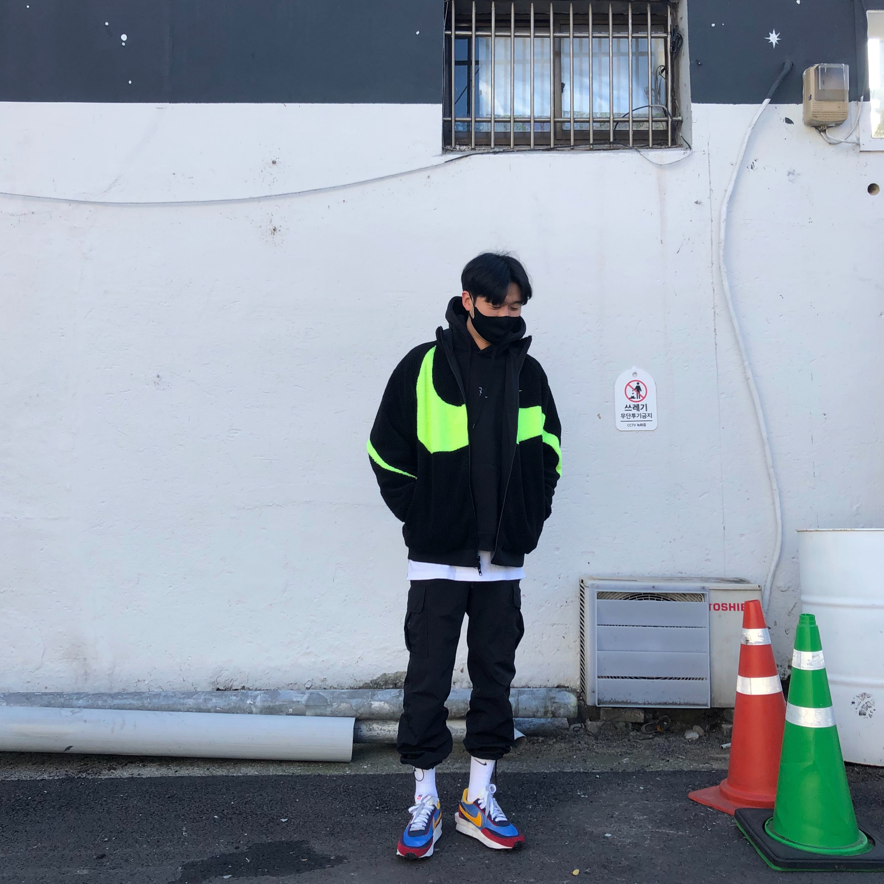 Nike Big Swoosh Full Zip Jacket Black Volt, Nike x Sacai LDWaffle Blue Multi 착용 스타일
