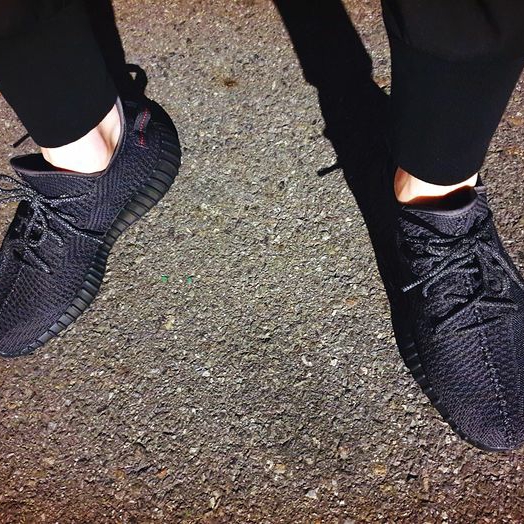 Adidas Yeezy Boost 350 V2 Black - Non-Reflective 착용 스타일 - 3