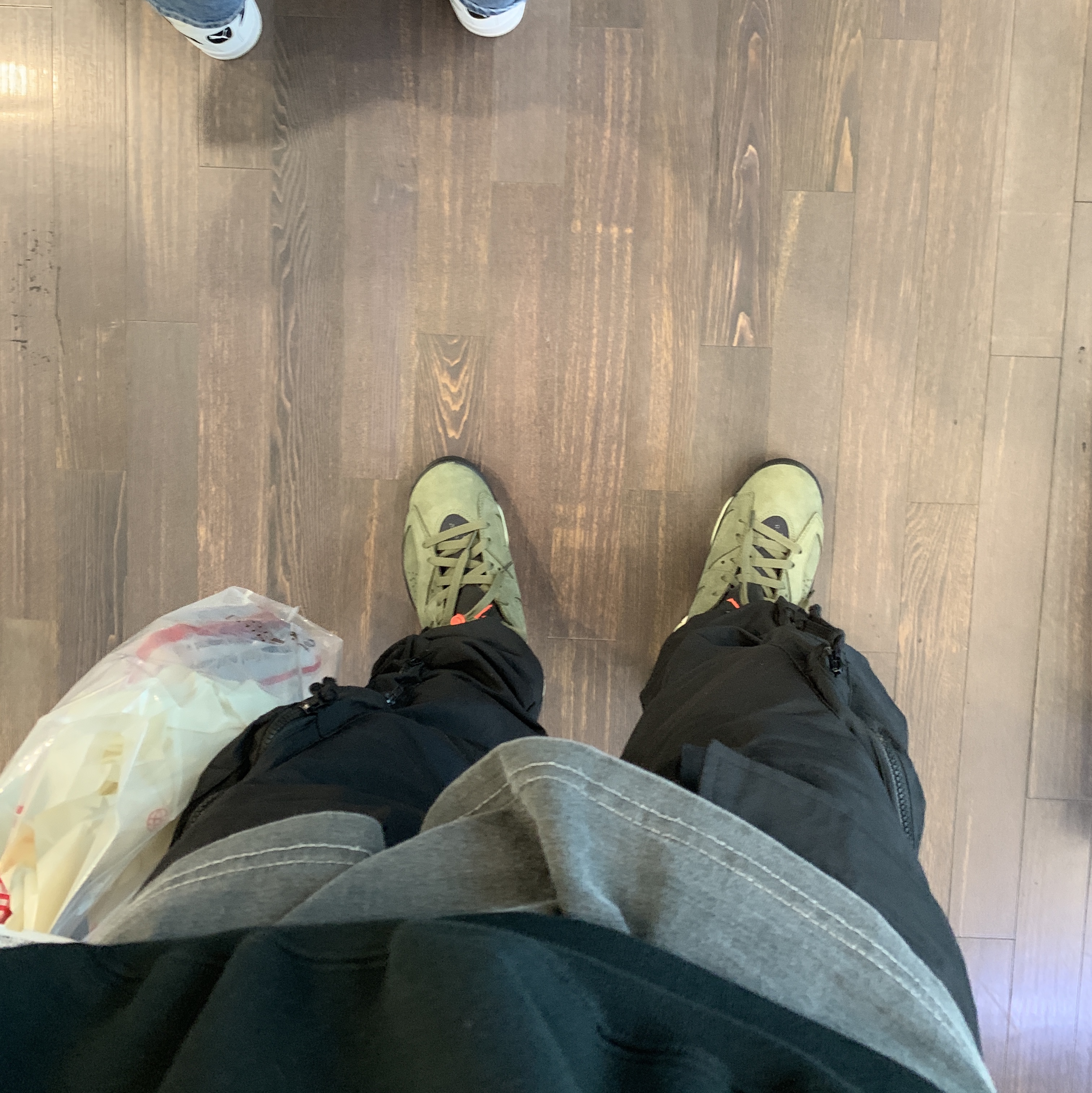 Jordan 6 x Travis Scott Retro Olive 착용 스타일