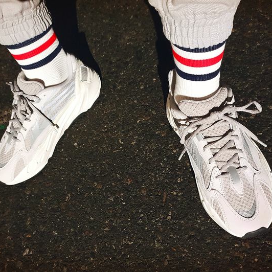 Adidas Yeezy Boost 700 V2 Static 2018 착용 스타일 - 4