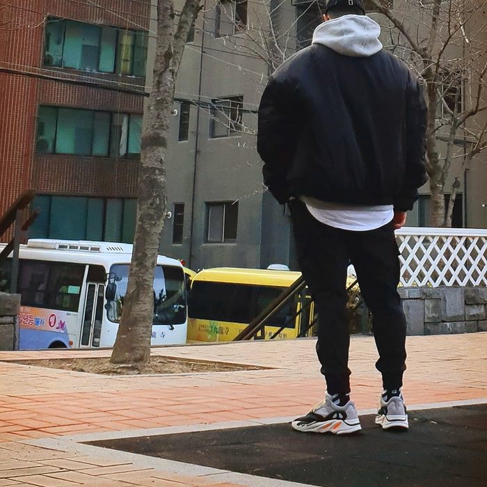 Adidas Yeezy Boost 700 Wave Runner Solid Grey 2017/2019 착용 스타일 - 3