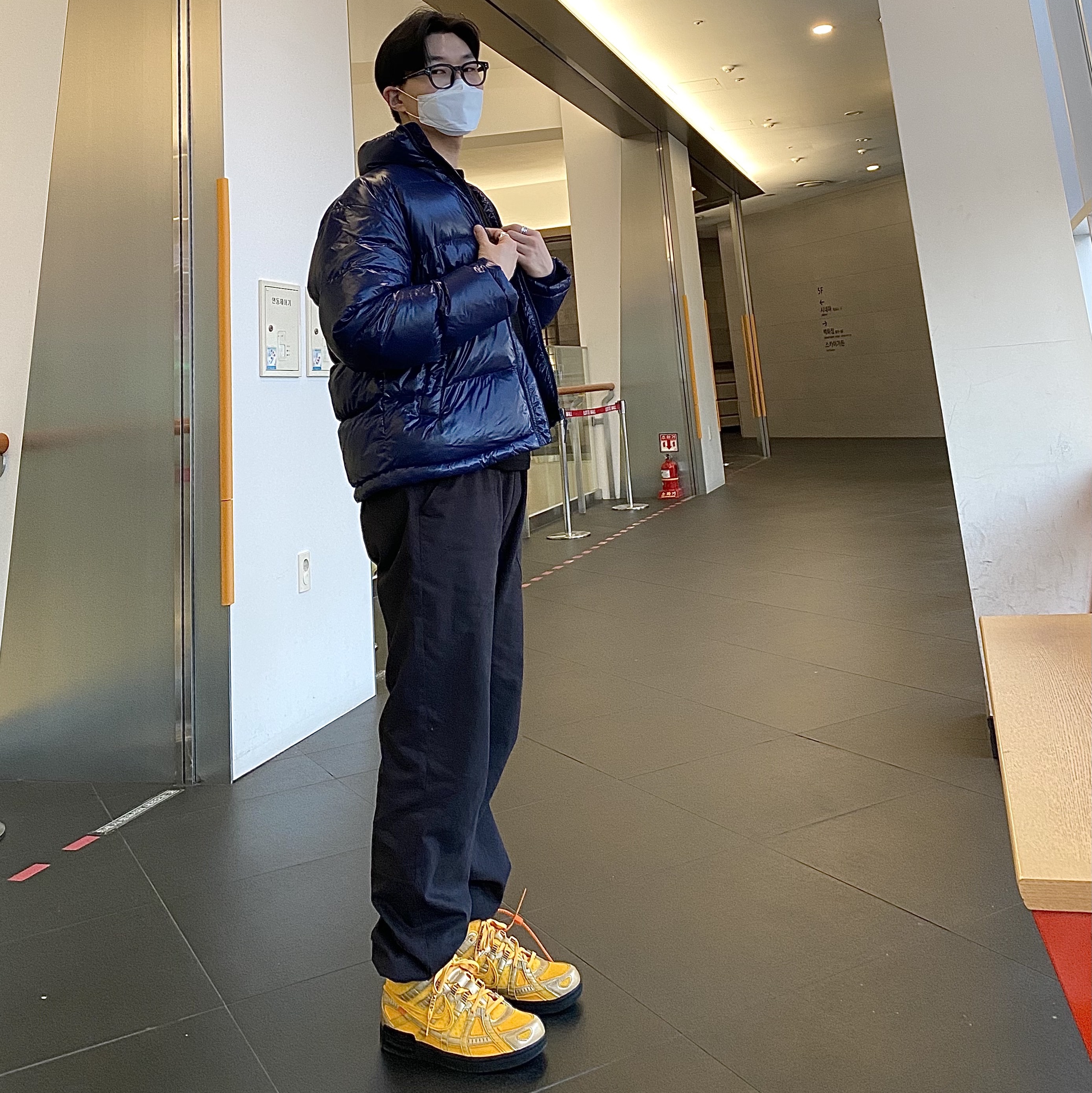 Nike x Off-White Air Rubber Dunk University Gold 착용 스타일