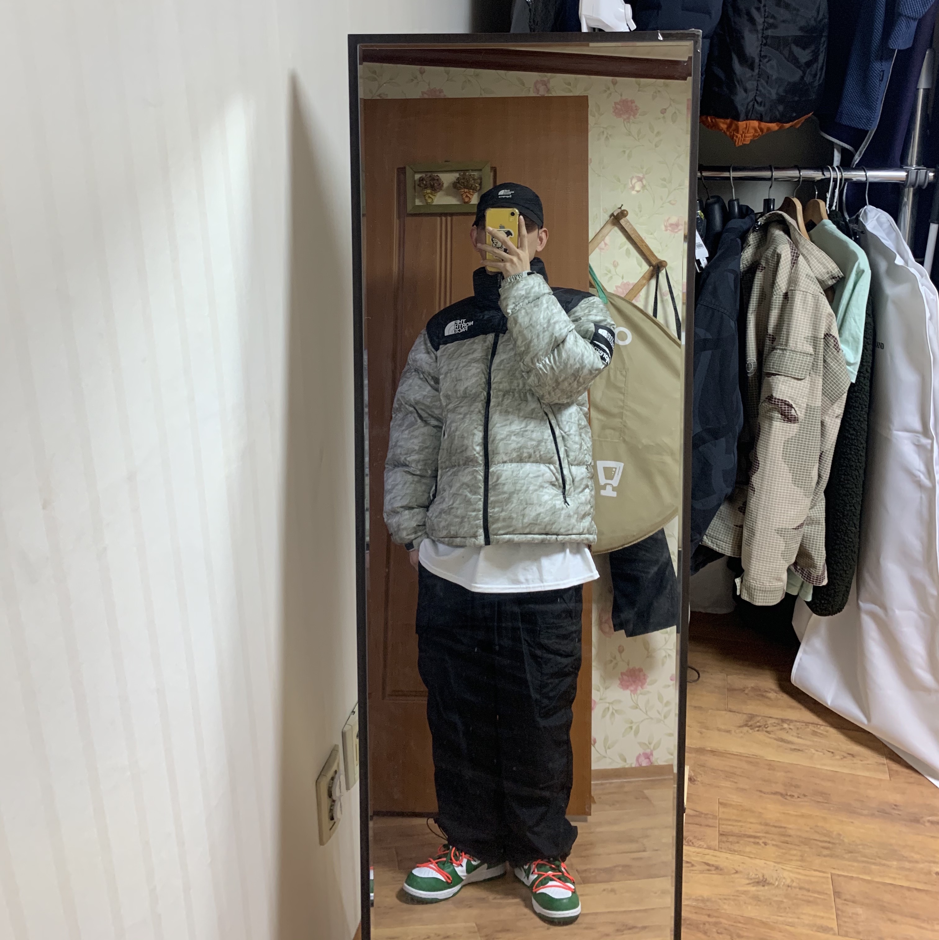 Nike x Off-White Dunk Low Pine Green, Supreme x The North Face Paper Print Nuptse Jacket - 19FW 착용 스타일