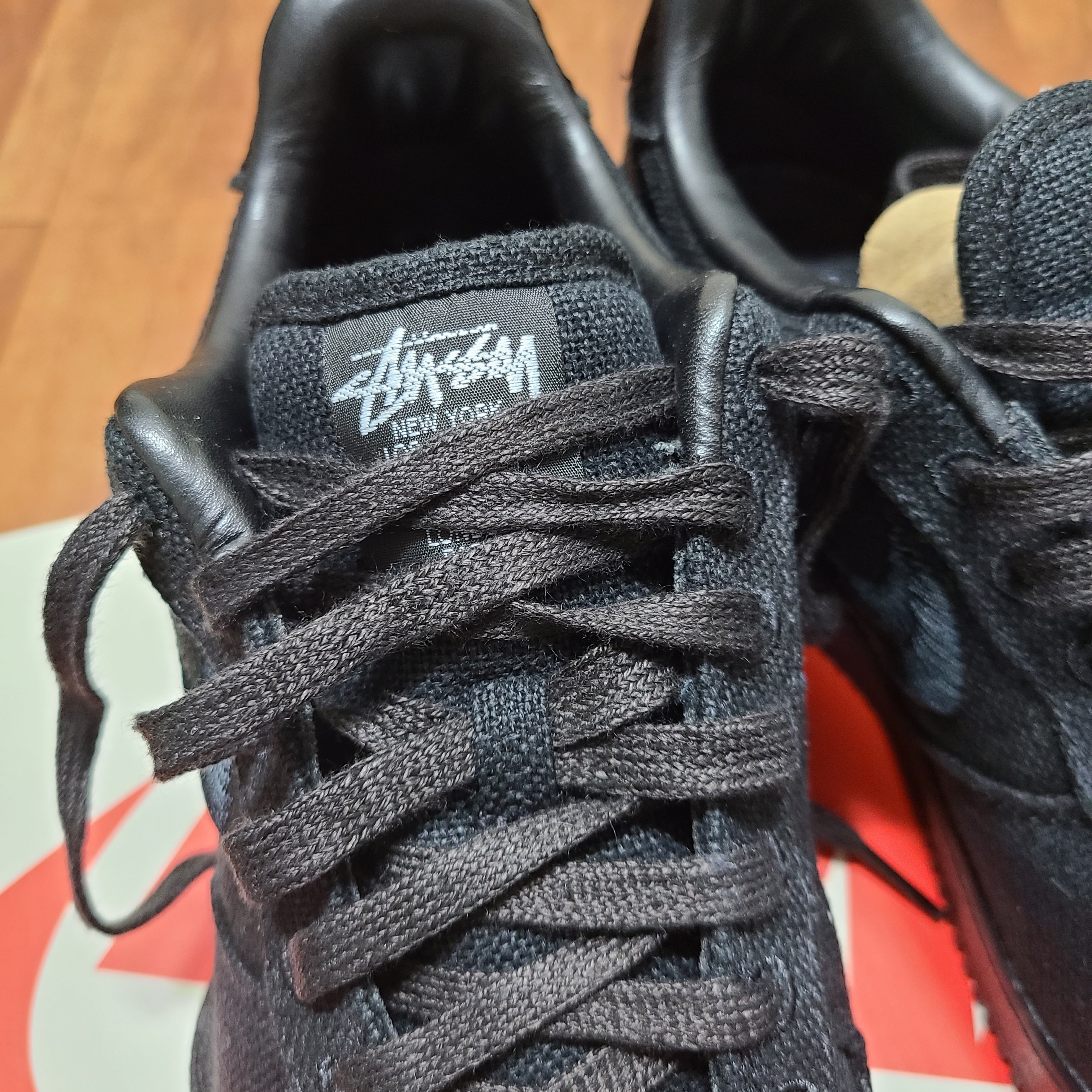 Nike x Stussy Air Force 1 Low Triple Black 착용 스타일 - 4