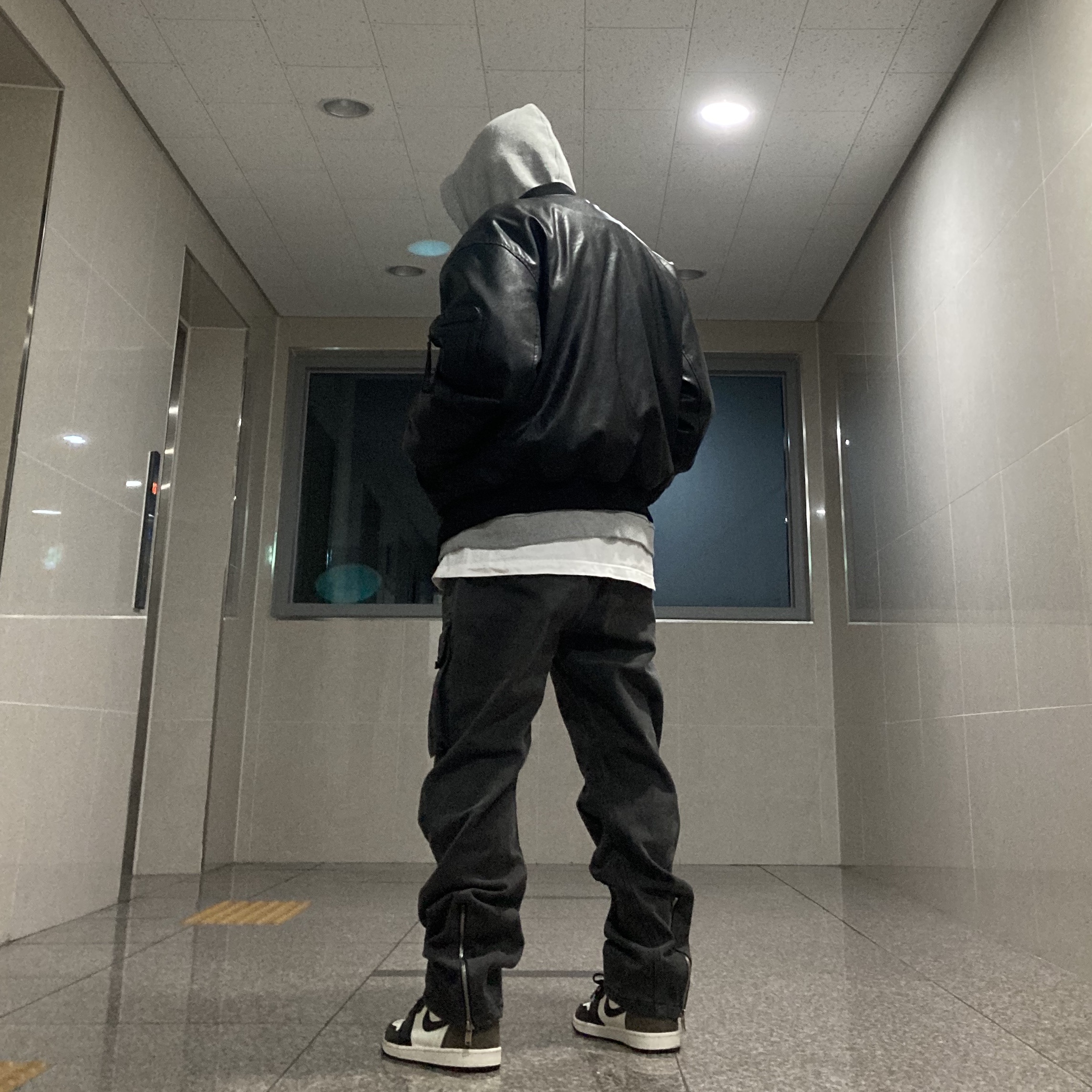 Jordan 1 Retro High OG Black Mocha 착용 스타일 - 2