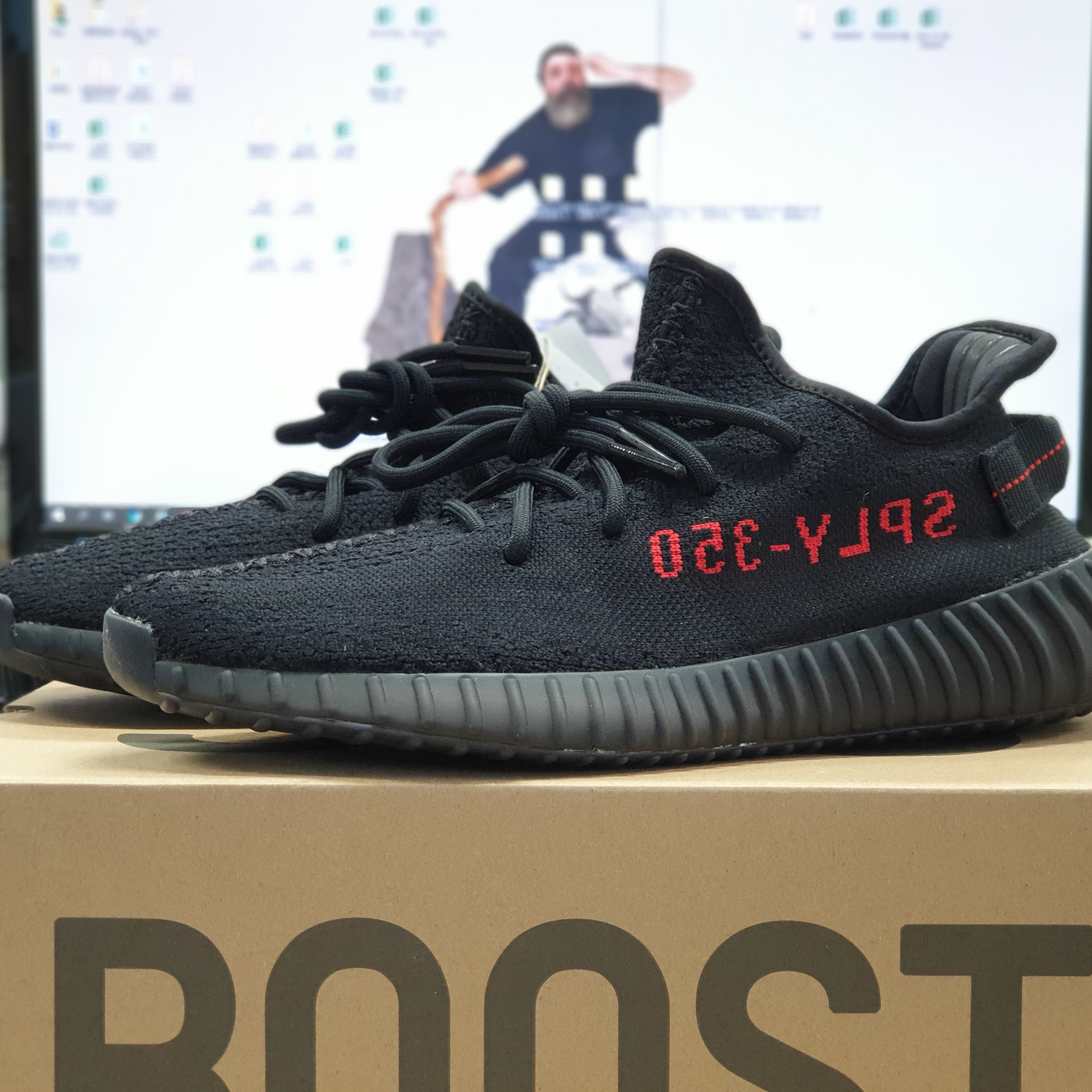 Adidas Yeezy Boost 350 V2 Black Red 2020 착용 스타일