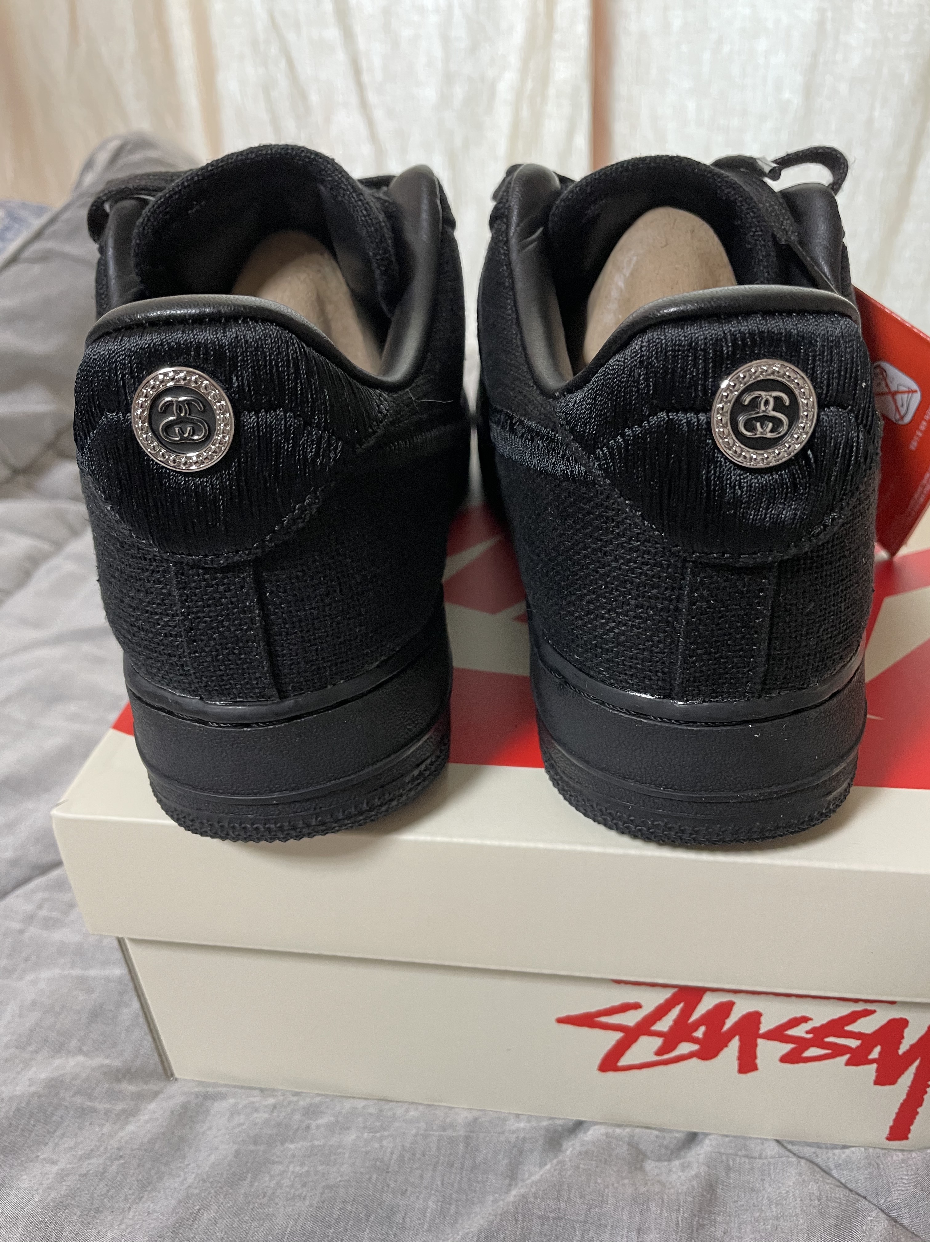 Nike x Stussy Air Force 1 Low Triple Black 착용 스타일 - 3