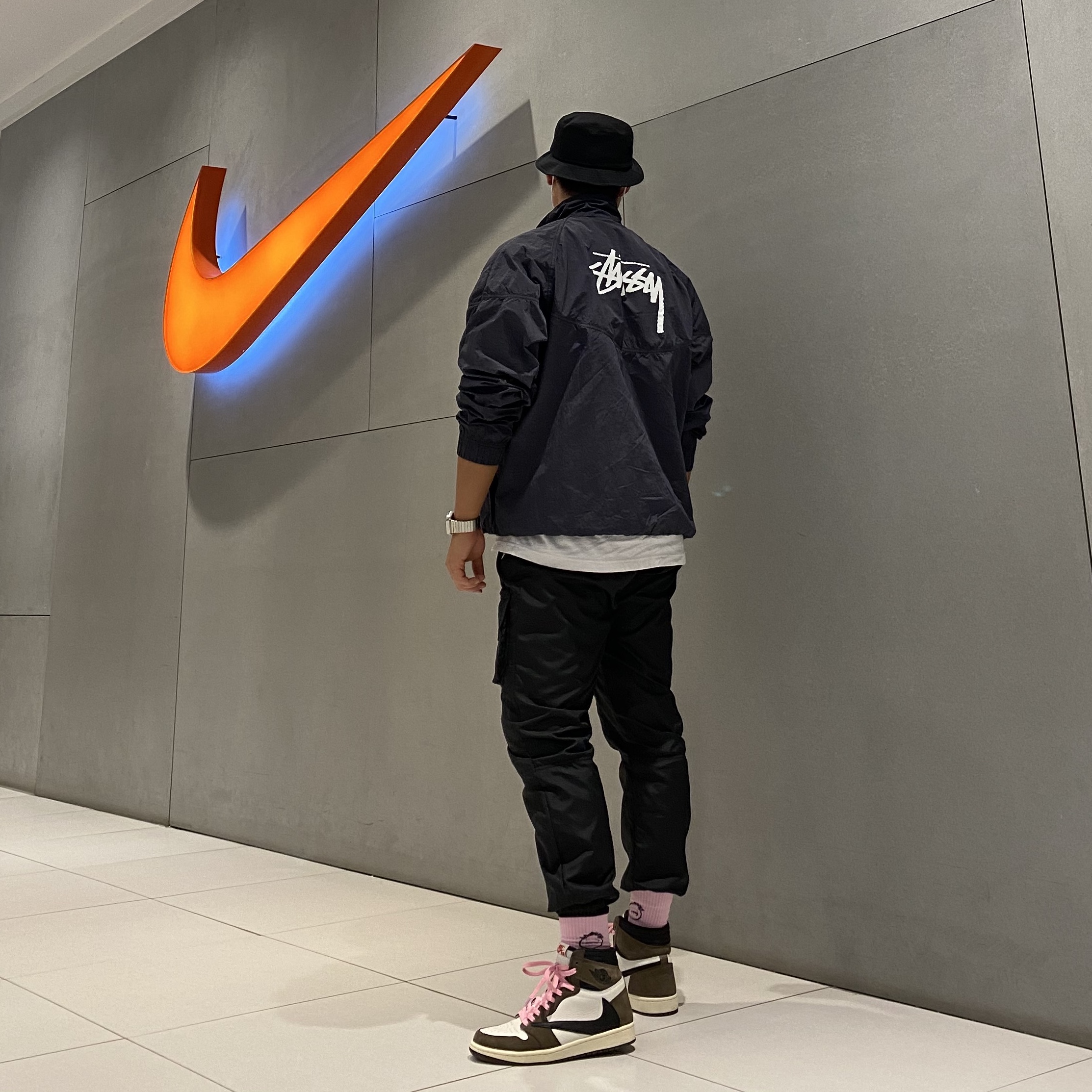 Nike x Stussy Windrunner Jacket Off Noir, Jordan 1 x Travis Scott Retro High OG SP Mocha 착용 스타일