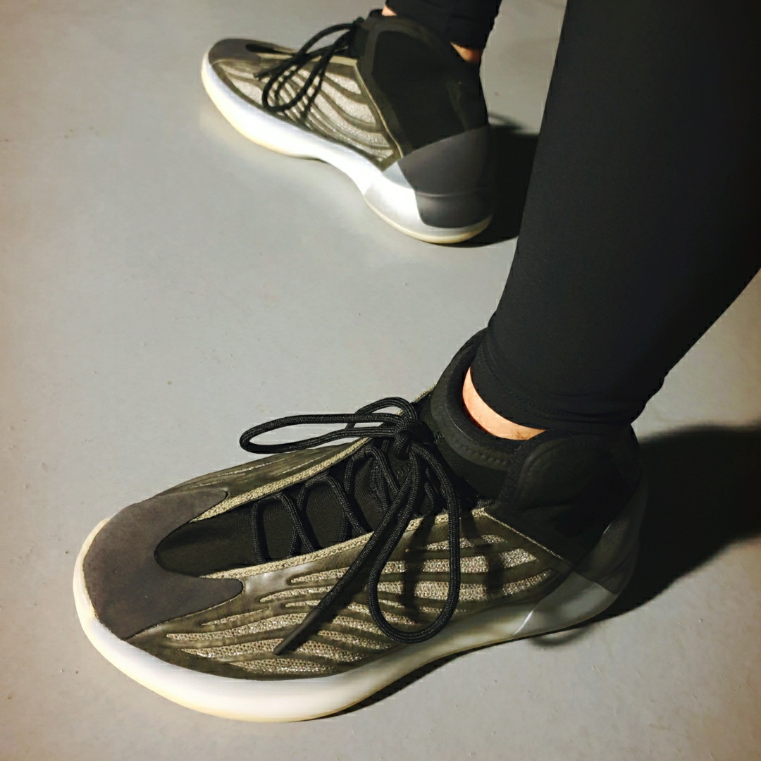 Adidas Yeezy QNTM Barium 착용 스타일 - 3