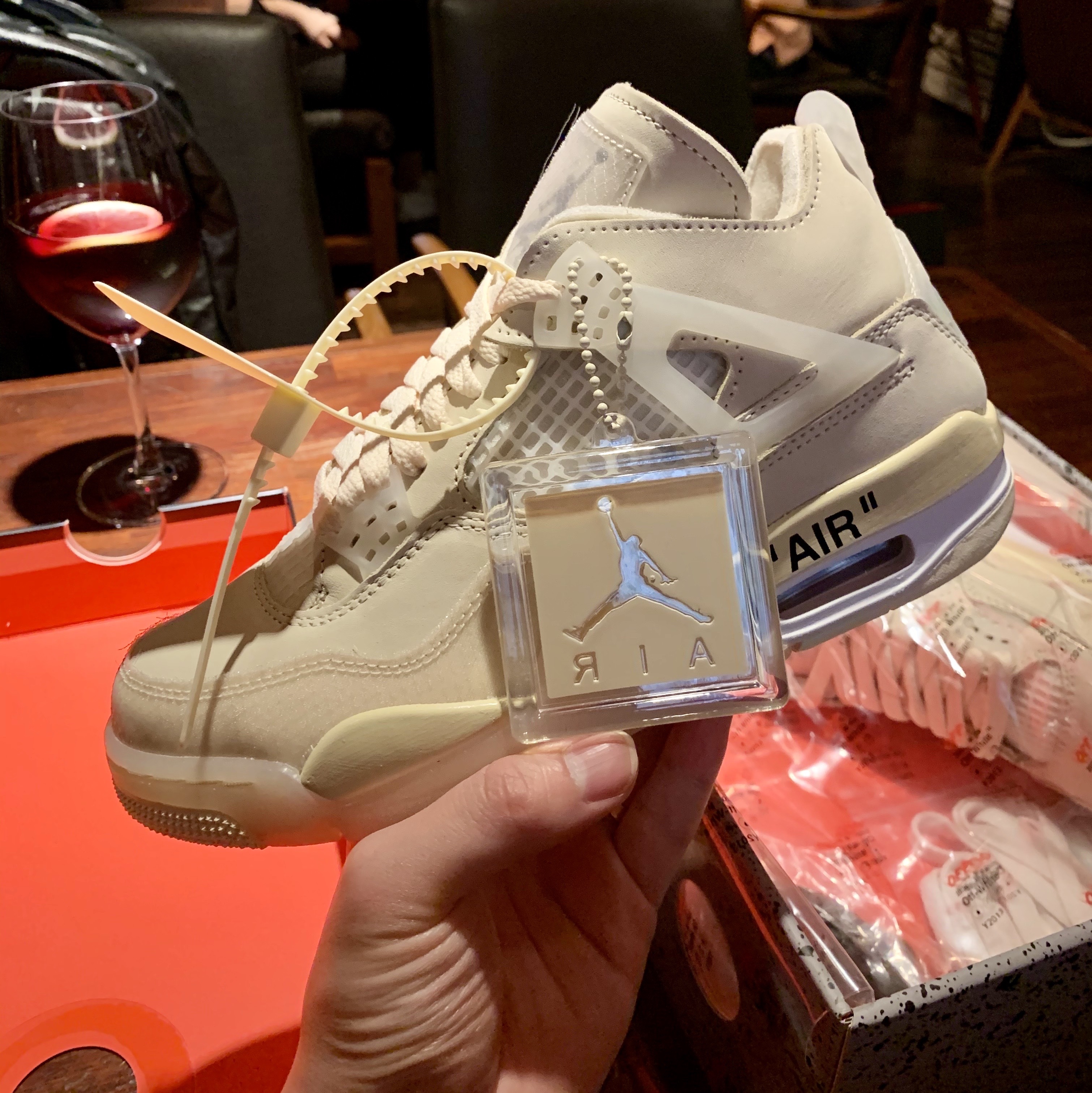 (W) Jordan 4 x Off-White Retro SP Sail 착용 스타일 - 1