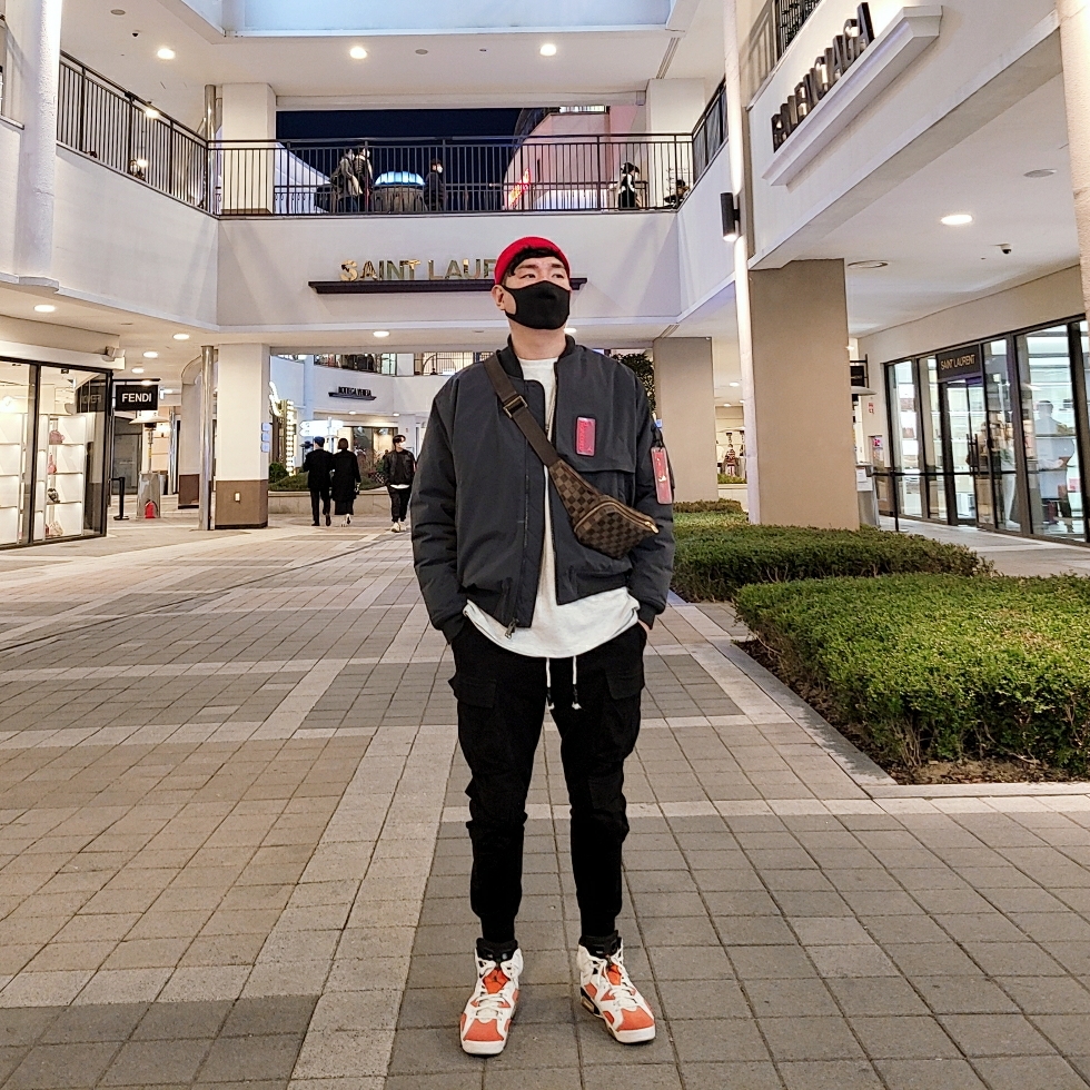 Jordan 6 Retro Gatorade Like Mike White, IAB Studio Long Sleeve Light Gray 착용 스타일 - 1