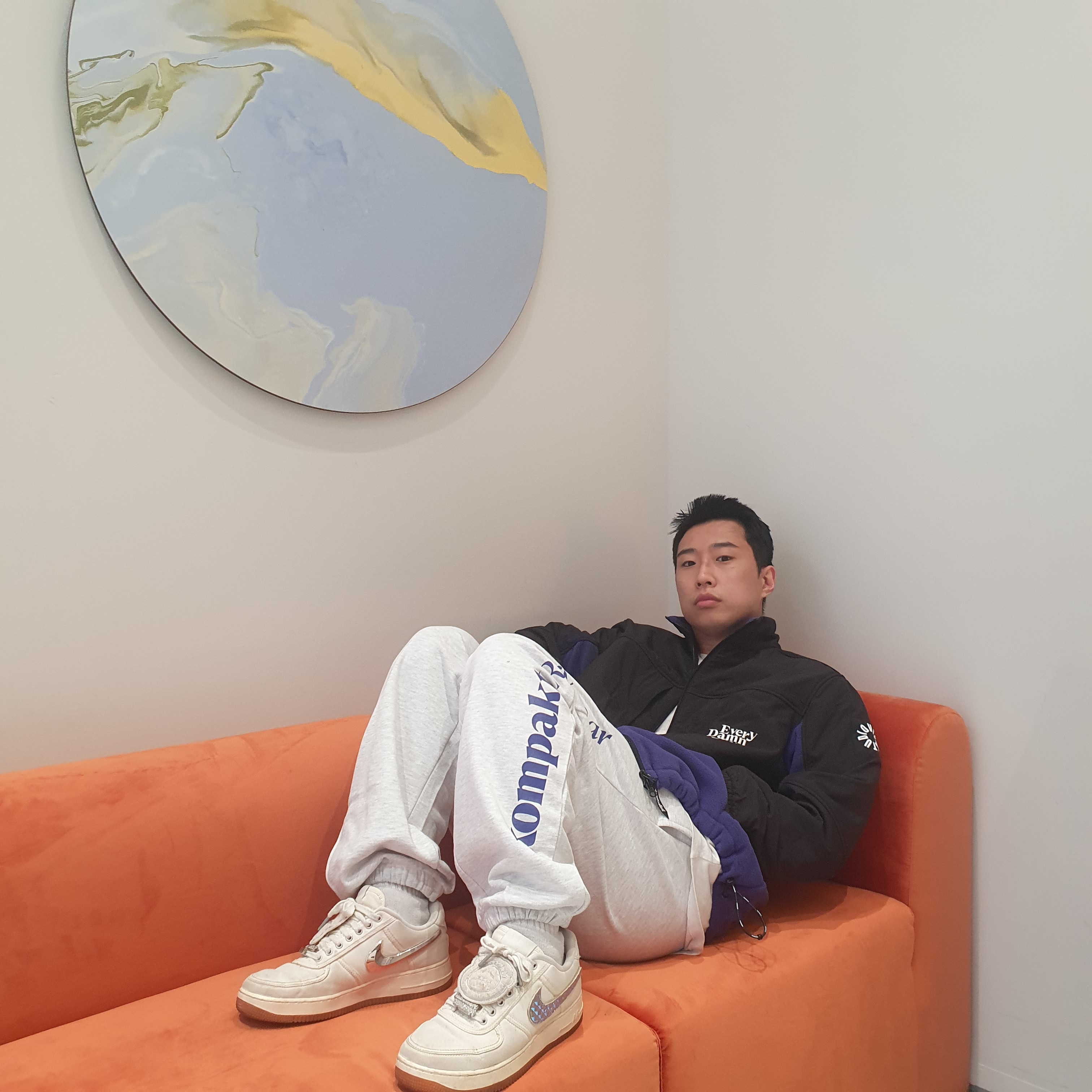 Nike x Travis Scott Air Force 1 Low Sail 착용 스타일