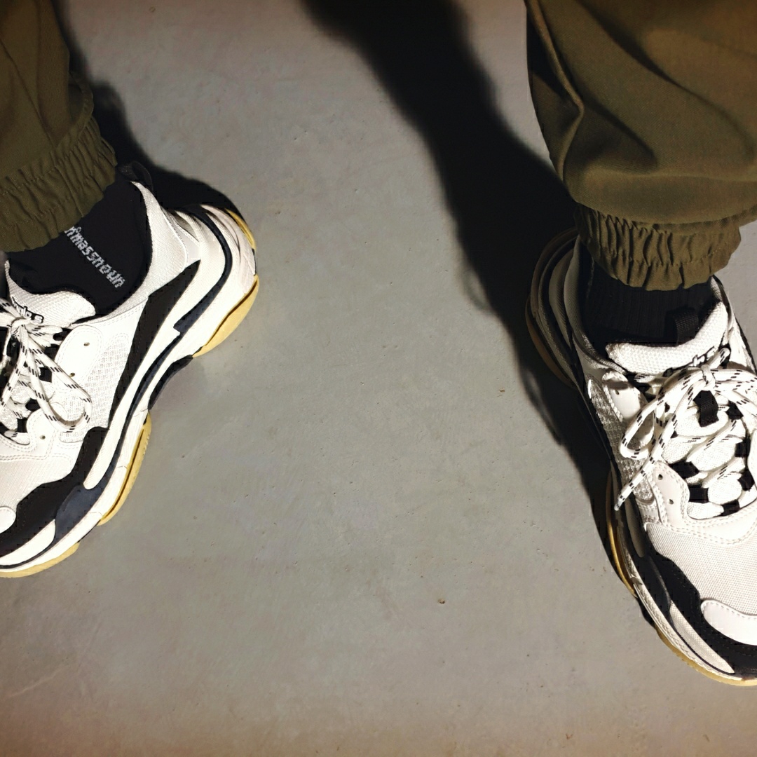 Balenciaga Triple S Trainer White Black 착용 스타일 - 4