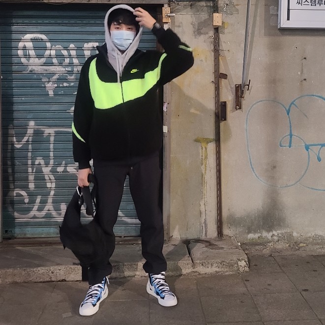 Nike x Sacai Blazer Mid White Black Legend Blue 착용 스타일