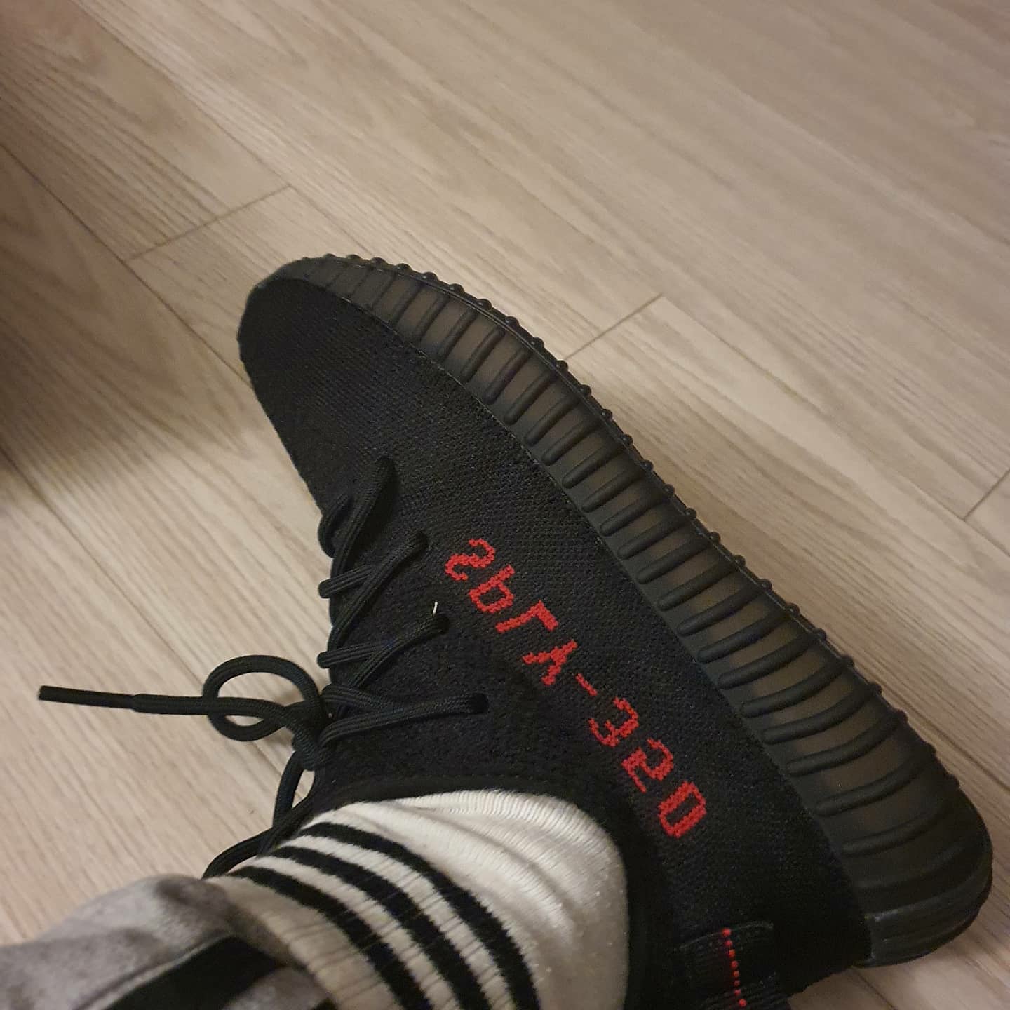 Adidas Yeezy Boost 350 V2 Black Red 2020 착용 스타일