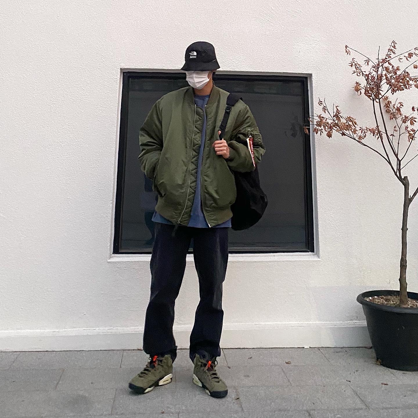 Jordan 6 x Travis Scott Retro Olive 착용 스타일 - 2