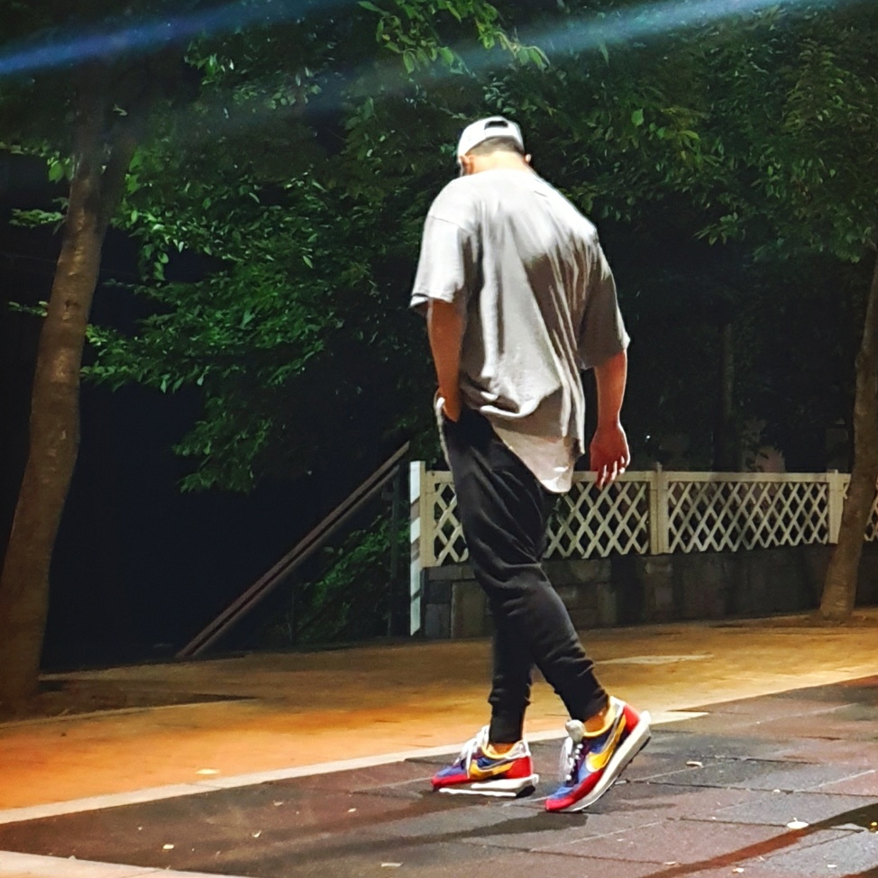 Nike x Sacai LDWaffle Blue Multi 착용 스타일 - 2