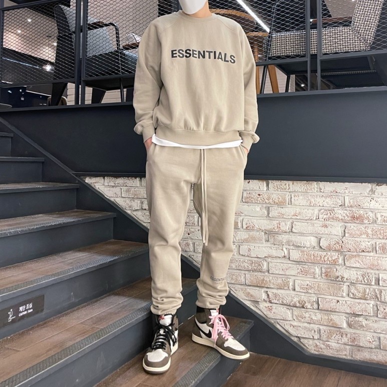 Jordan 1 x Travis Scott Retro High OG SP Mocha, Essentials Sweatpants String Tan - 20SS 착용 스타일 - 3