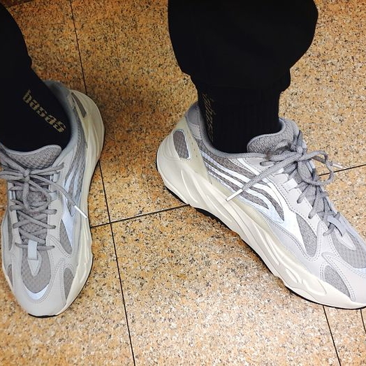Adidas Yeezy Boost 700 V2 Static 2018 착용 스타일 - 4