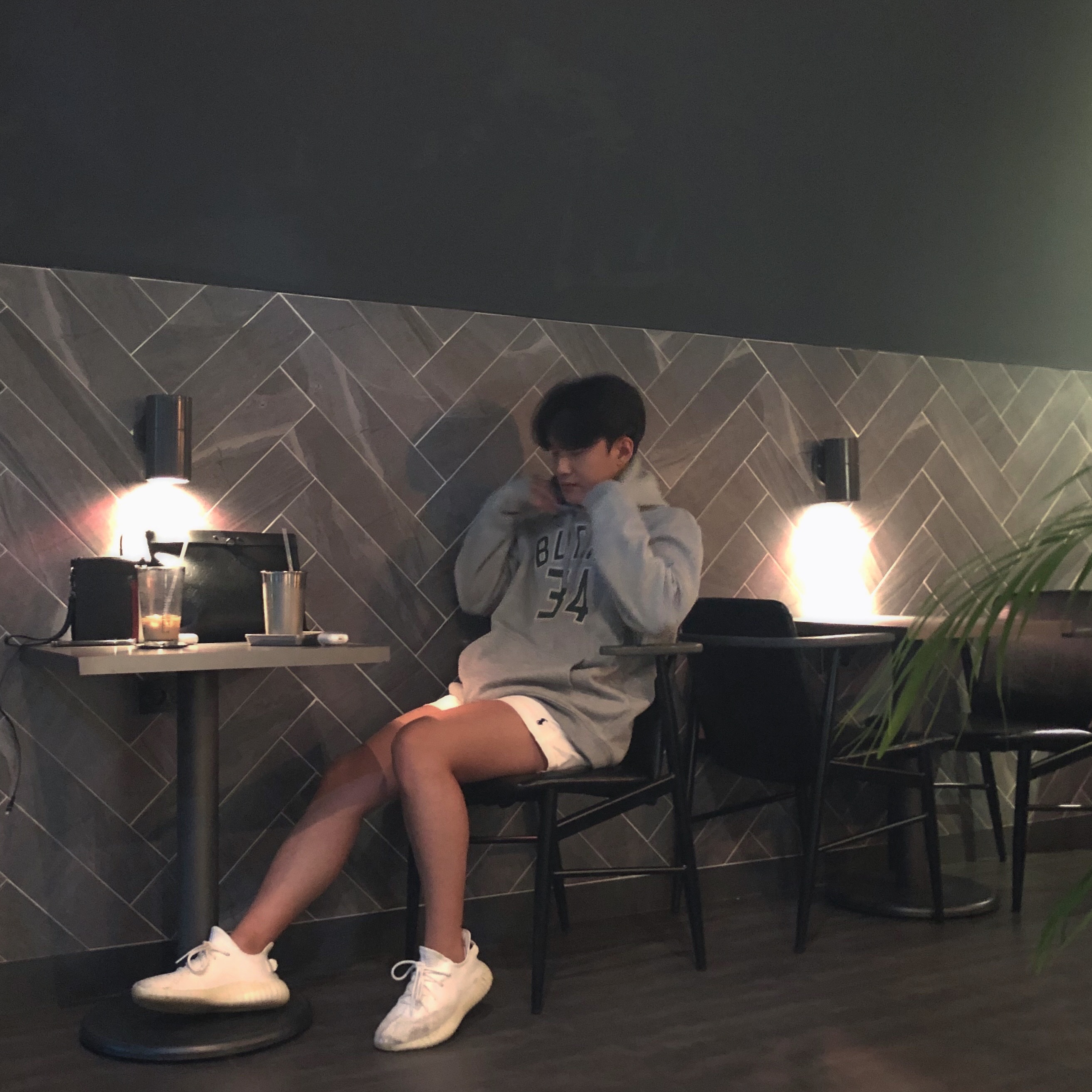 Adidas Yeezy Boost 350 V2 Cream/Triple White 착용 스타일