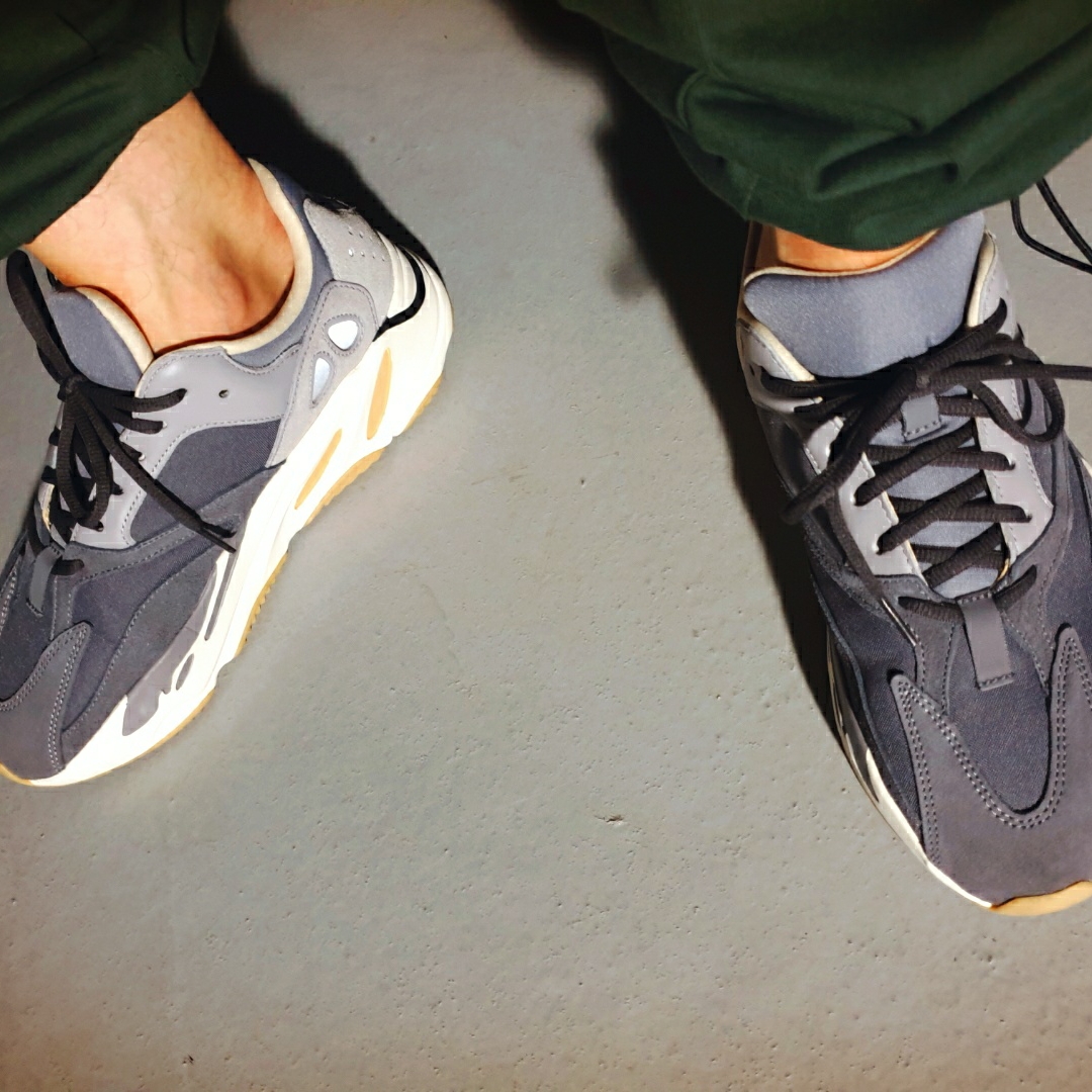 Adidas Yeezy Boost 700 Magnet 착용 스타일 - 4