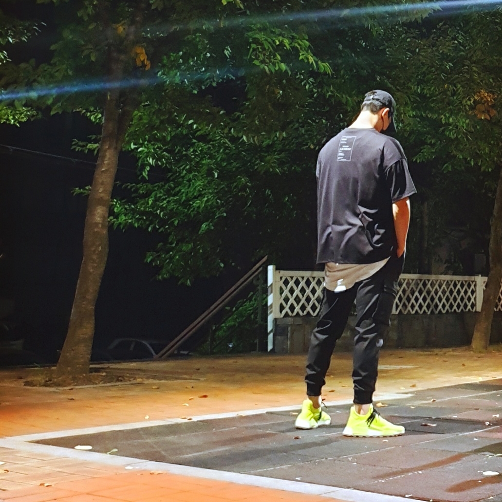 Adidas x Pharrell Williams Hu NMD Trail Now Is Her Time Solar Yellow 착용 스타일 - 3
