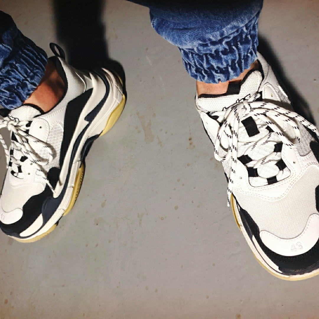 Balenciaga Triple S Trainer White Black 착용 스타일 - 2