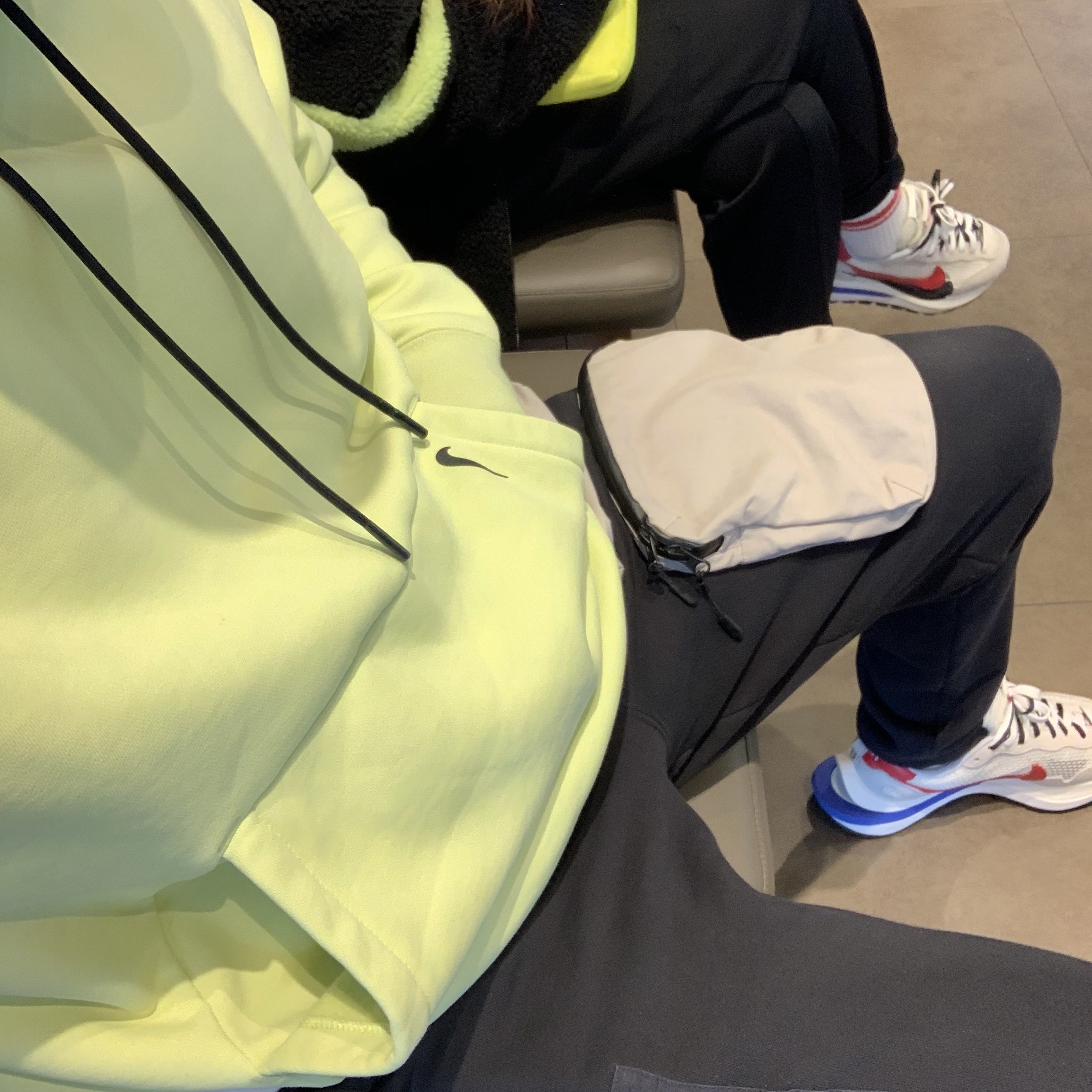 Nike x Sacai VaporWaffle Royal Fuchsia, Nike x Travis Scott NRG AG Utility Sweatpants Black 착용 스타일 - 1