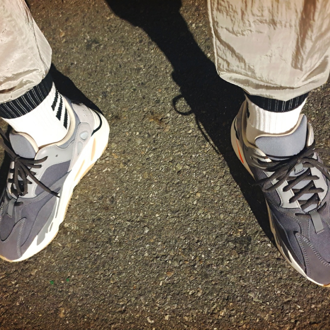 Adidas Yeezy Boost 700 Magnet 착용 스타일 - 4