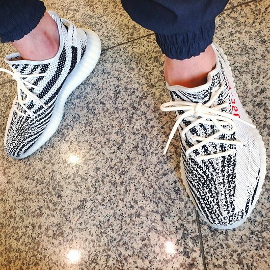 Adidas Yeezy Boost 350 V2 Zebra 2017/2019/2020 착용 스타일 - 3