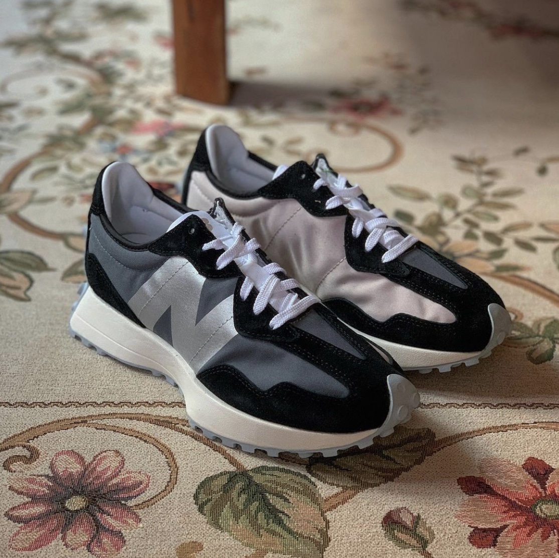 (W) New Balance 327 Black 착용 스타일