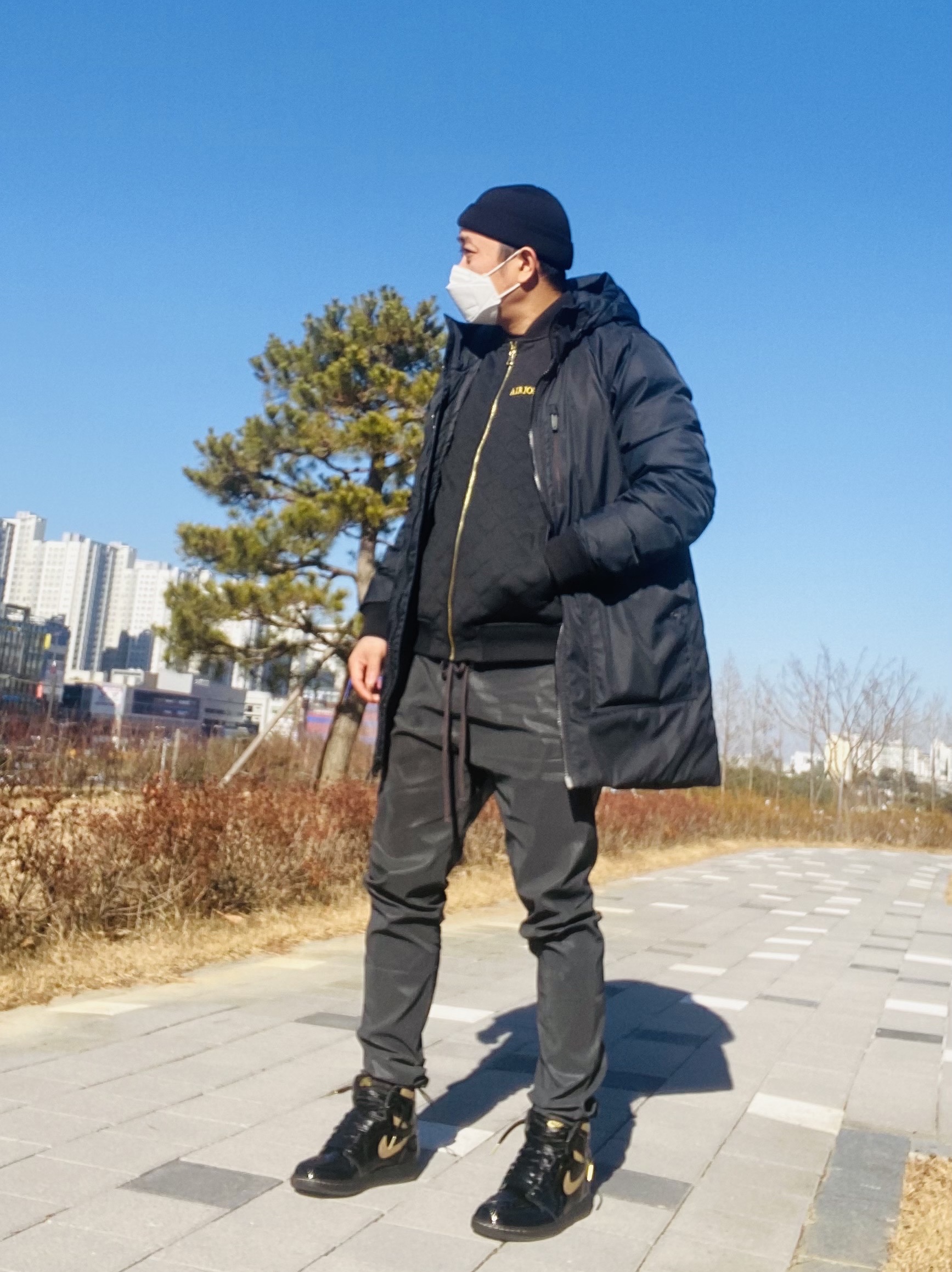 Jordan 1 Retro High OG Metallic Gold, Essentials Track Pants Reflective Black - 20FW 착용 스타일 - 2
