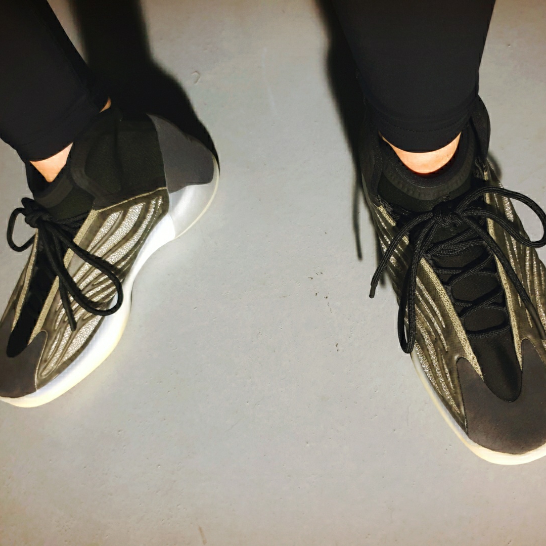 Adidas Yeezy QNTM Barium 착용 스타일 - 2