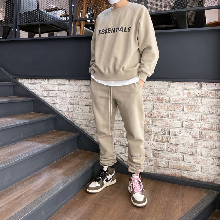 Jordan 1 x Travis Scott Retro High OG SP Mocha, Essentials Sweatpants String Tan - 20SS 착용 스타일 - 2