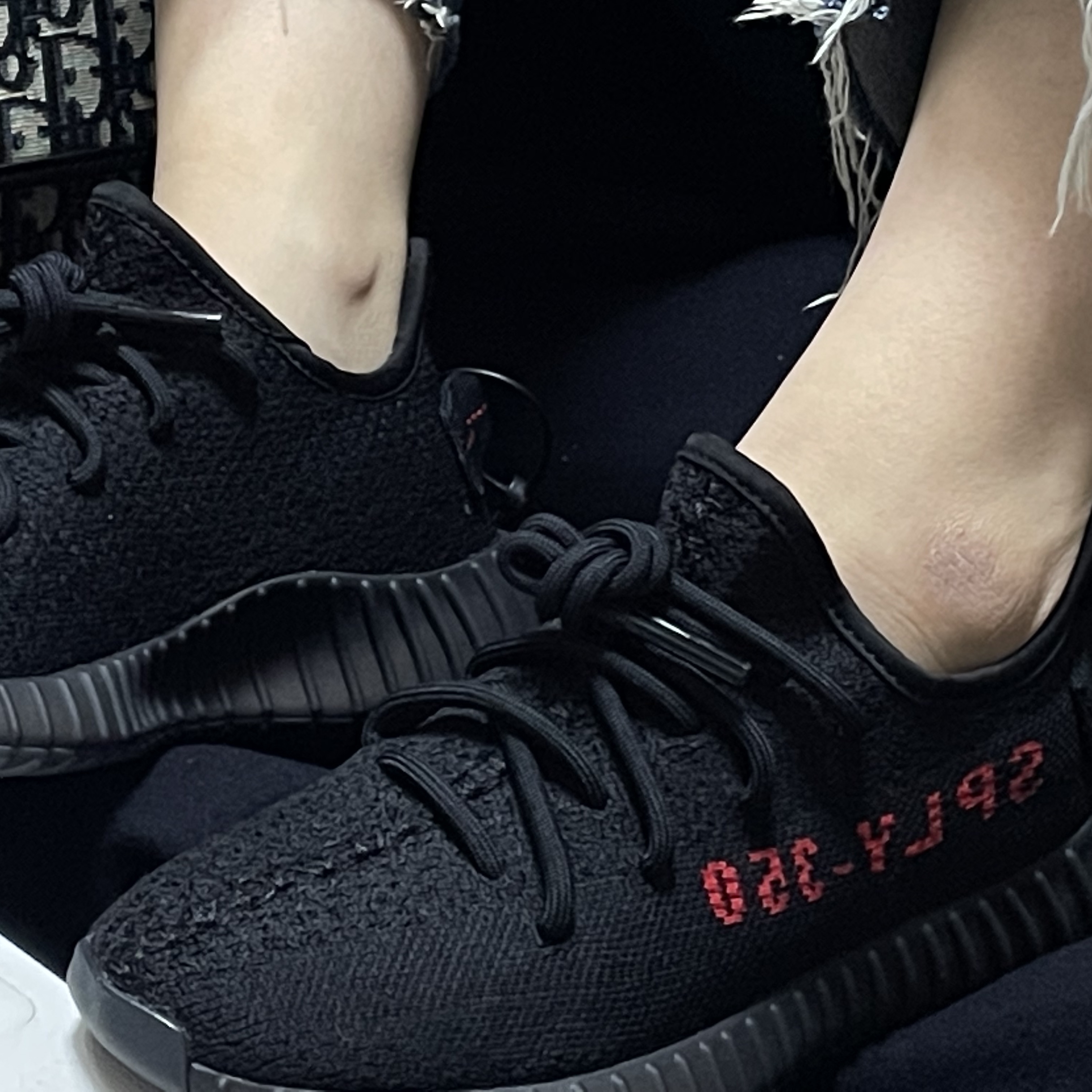 Adidas Yeezy Boost 350 V2 Black Red 2020 착용 스타일