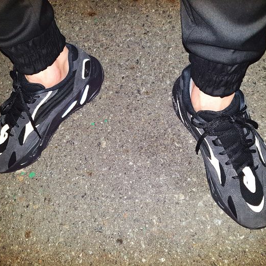 Adidas Yeezy Boost 700 V2 Vanta 2019 착용 스타일 - 4