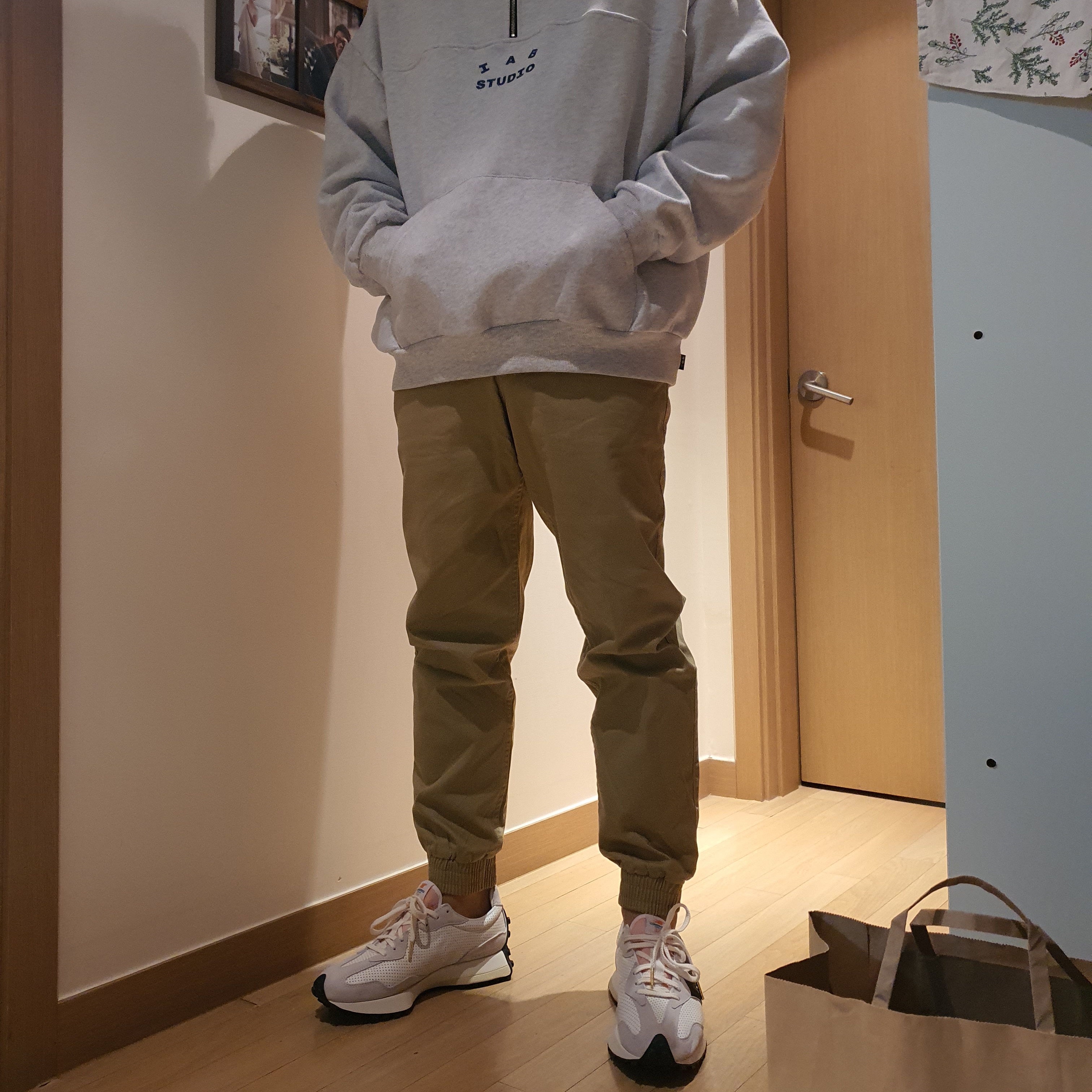 IAB Studio Half Zip Pullover Light Gray, New Balance x Casablanca 327 Idealist Black Grey Pink 착용 스타일
