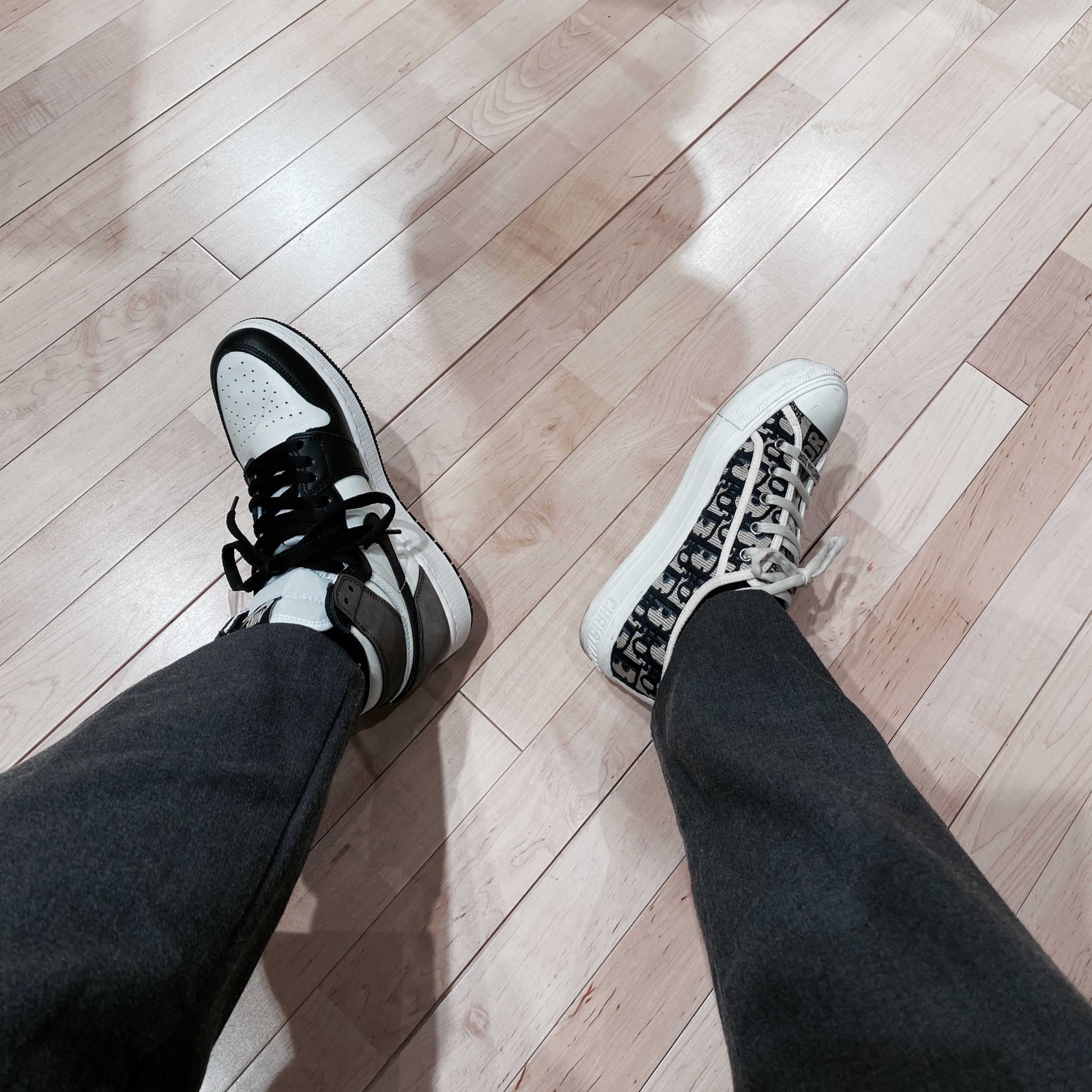 (GS) Jordan 1 Retro High OG Black Mocha, (W) Dior Walk'N'Dior Sneakers Oblique Gray 착용 스타일