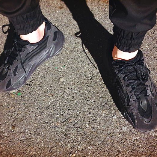 Adidas Yeezy Boost 700 V2 Vanta 2019 착용 스타일 - 3