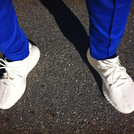 Adidas Yeezy Boost 350 V2 Cream/Triple White 착용 스타일 - 3