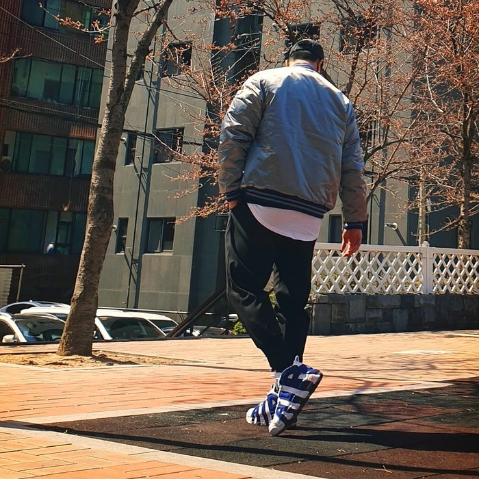 Nike Air More Uptempo Knicks 착용 스타일 - 2