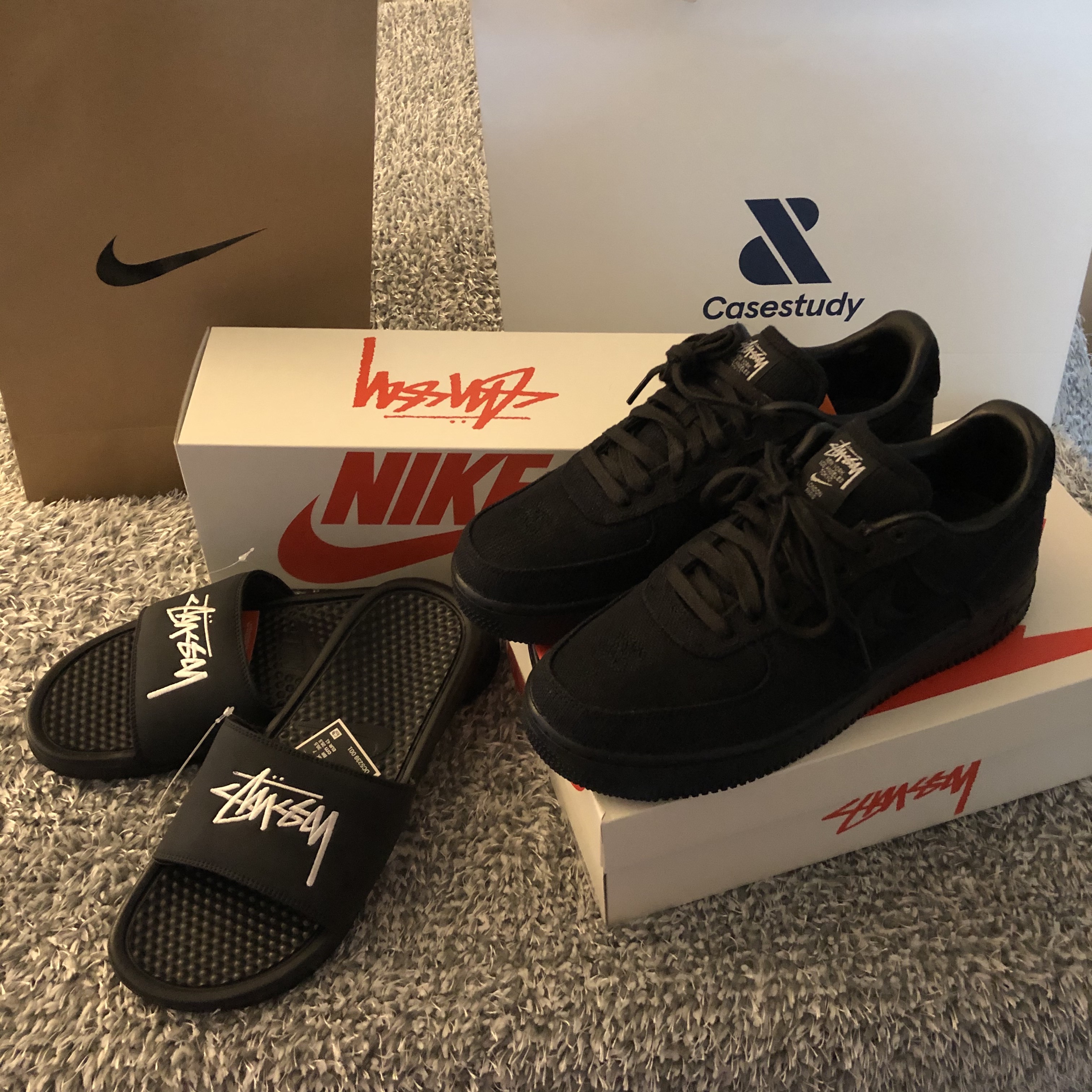 Nike x Stussy Air Force 1 Low Triple Black, Nike x Stussy Benassi Slide Black 착용 스타일
