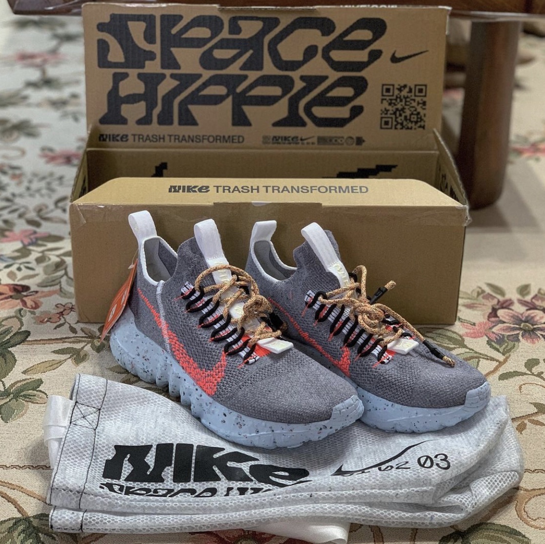 Nike Space Hippie 01 Vast Grey Hyper Crimson 착용 스타일