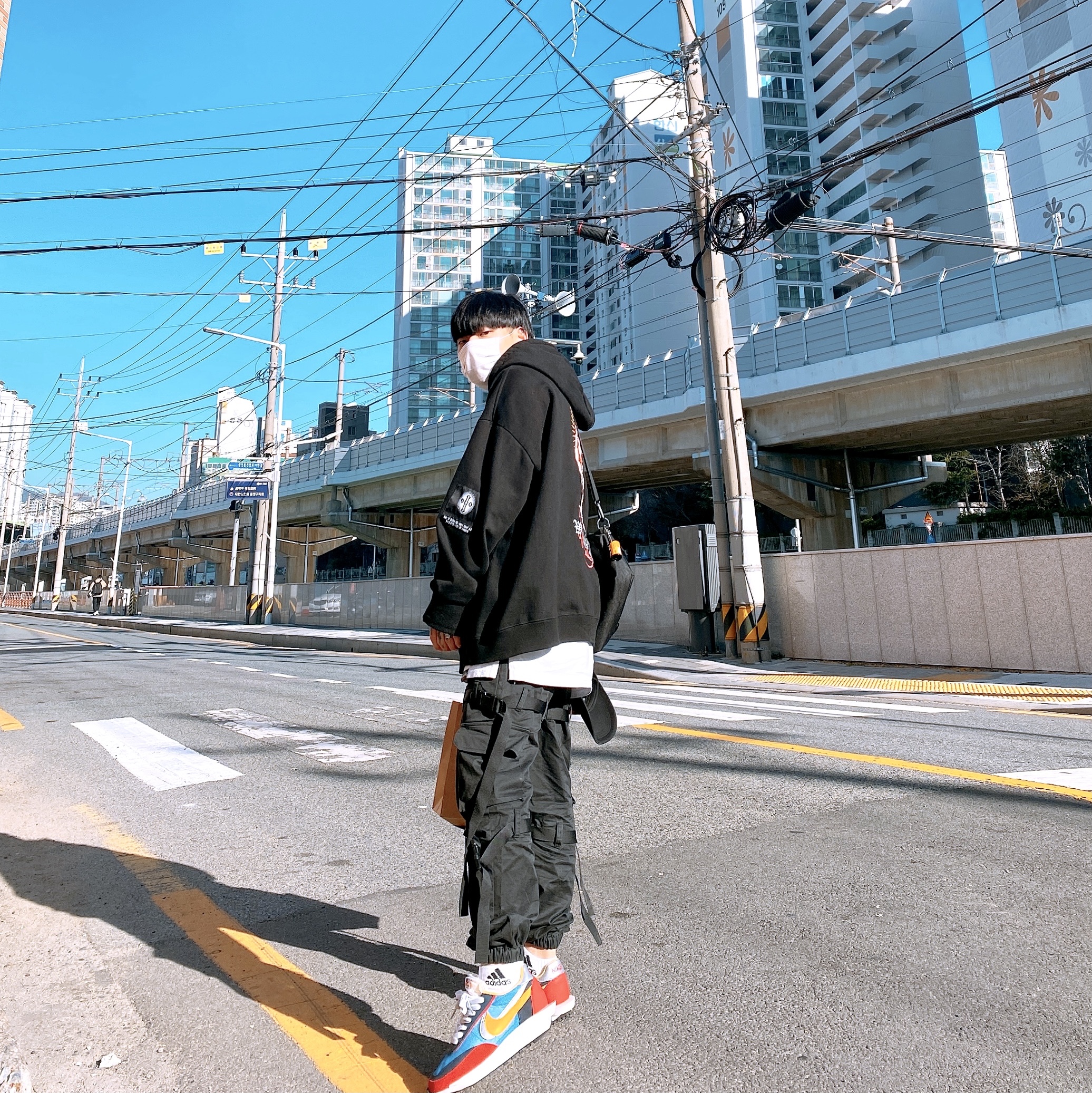 Nike x Sacai LDWaffle Blue Multi 착용 스타일 - 2