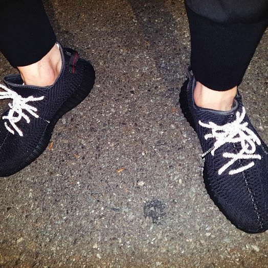 Adidas Yeezy Boost 350 V2 Black - Non-Reflective 착용 스타일 - 4