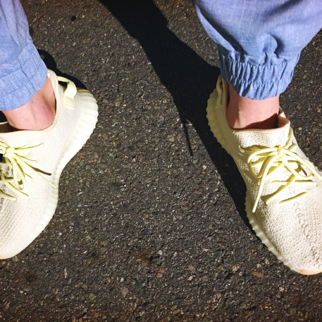 Adidas Yeezy Boost 350 V2 Butter 착용 스타일 - 4